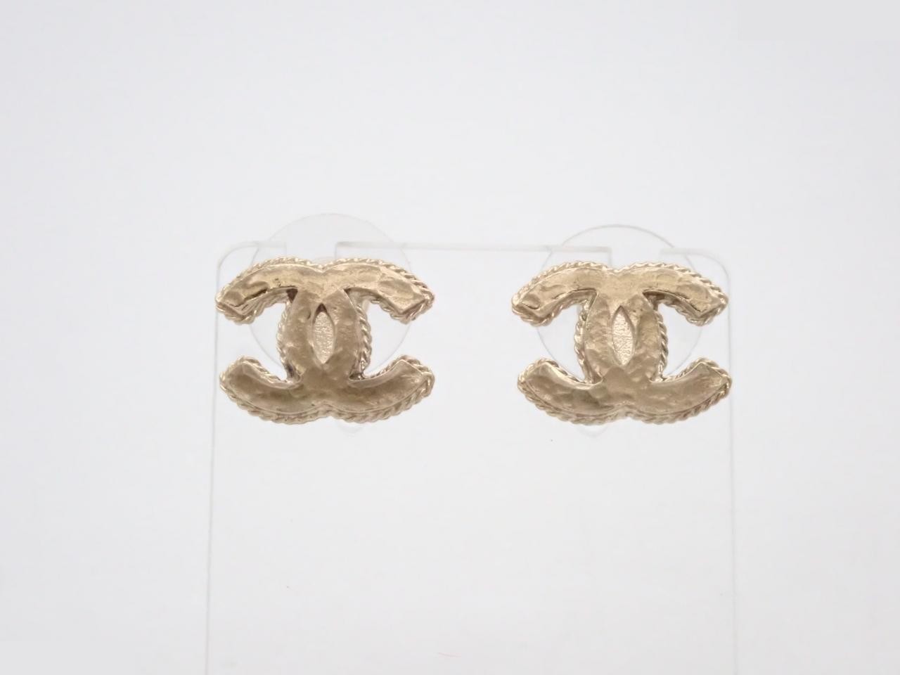 earrings, size 12A, Coco Mark design, gold, 1.5cm wide.