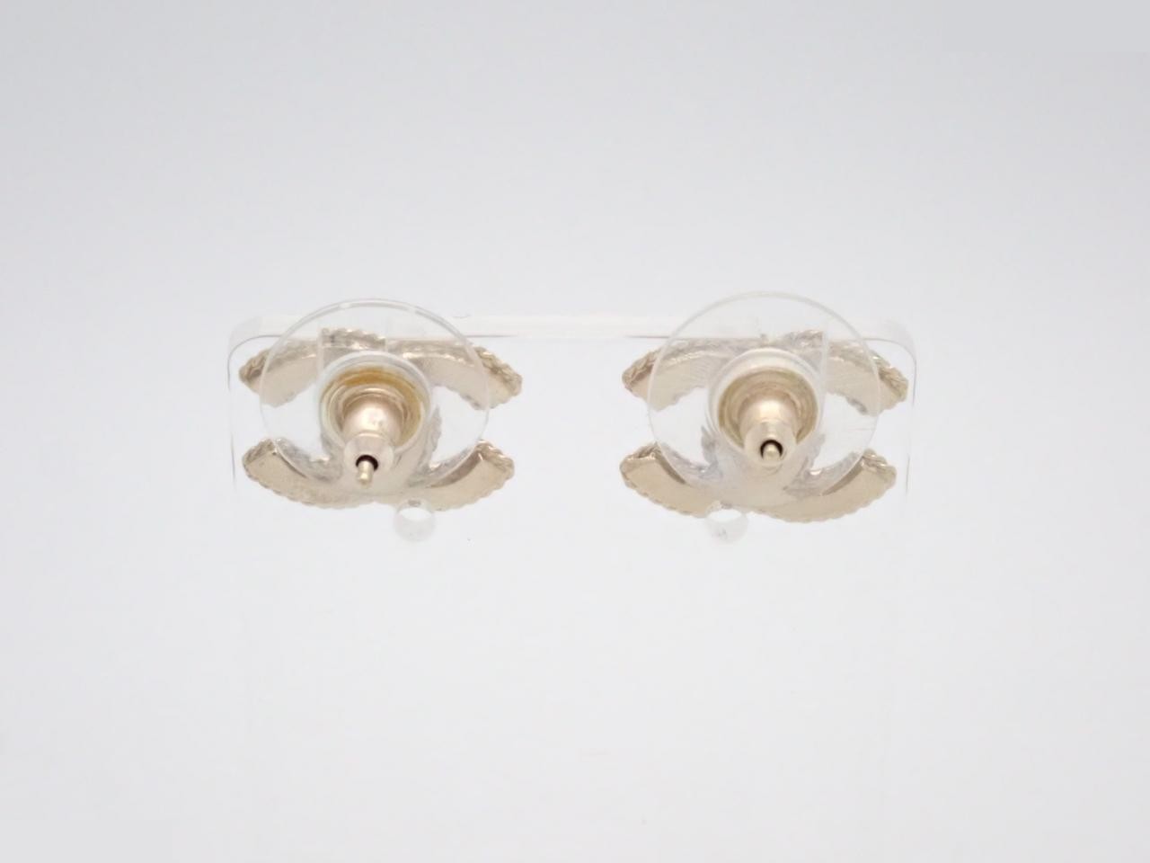 earrings, size 12A, Coco Mark design, gold, 1.5cm wide. — view 2