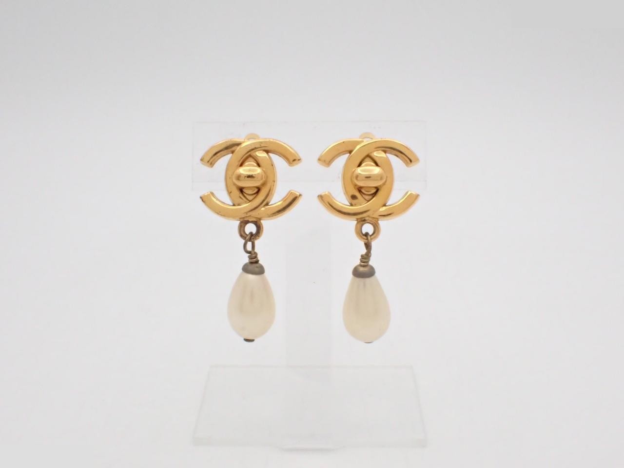 Coco Mark Turnlock Pearl Swing Earrings