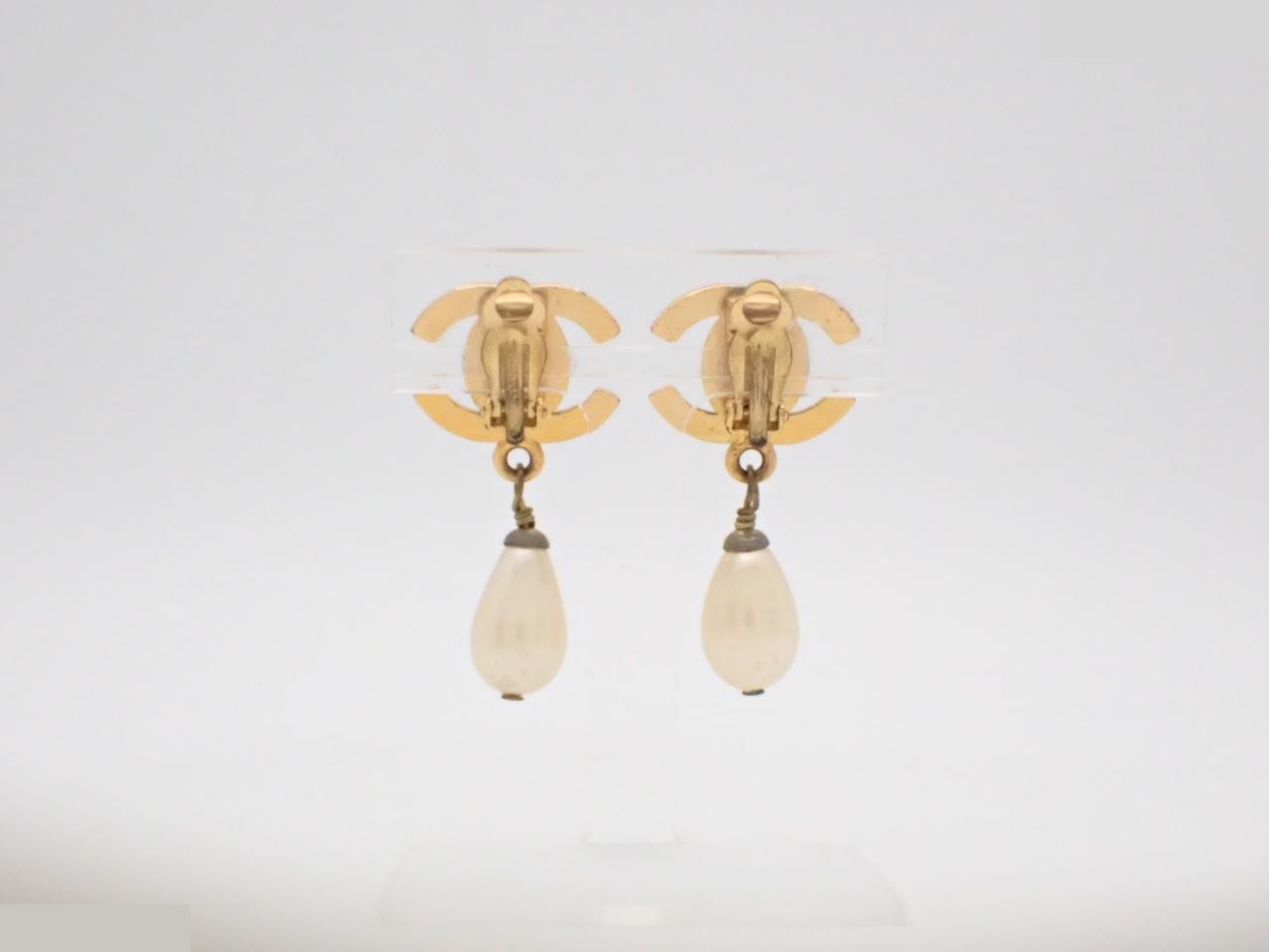 Coco Mark Turnlock Pearl Swing Earrings — view 2