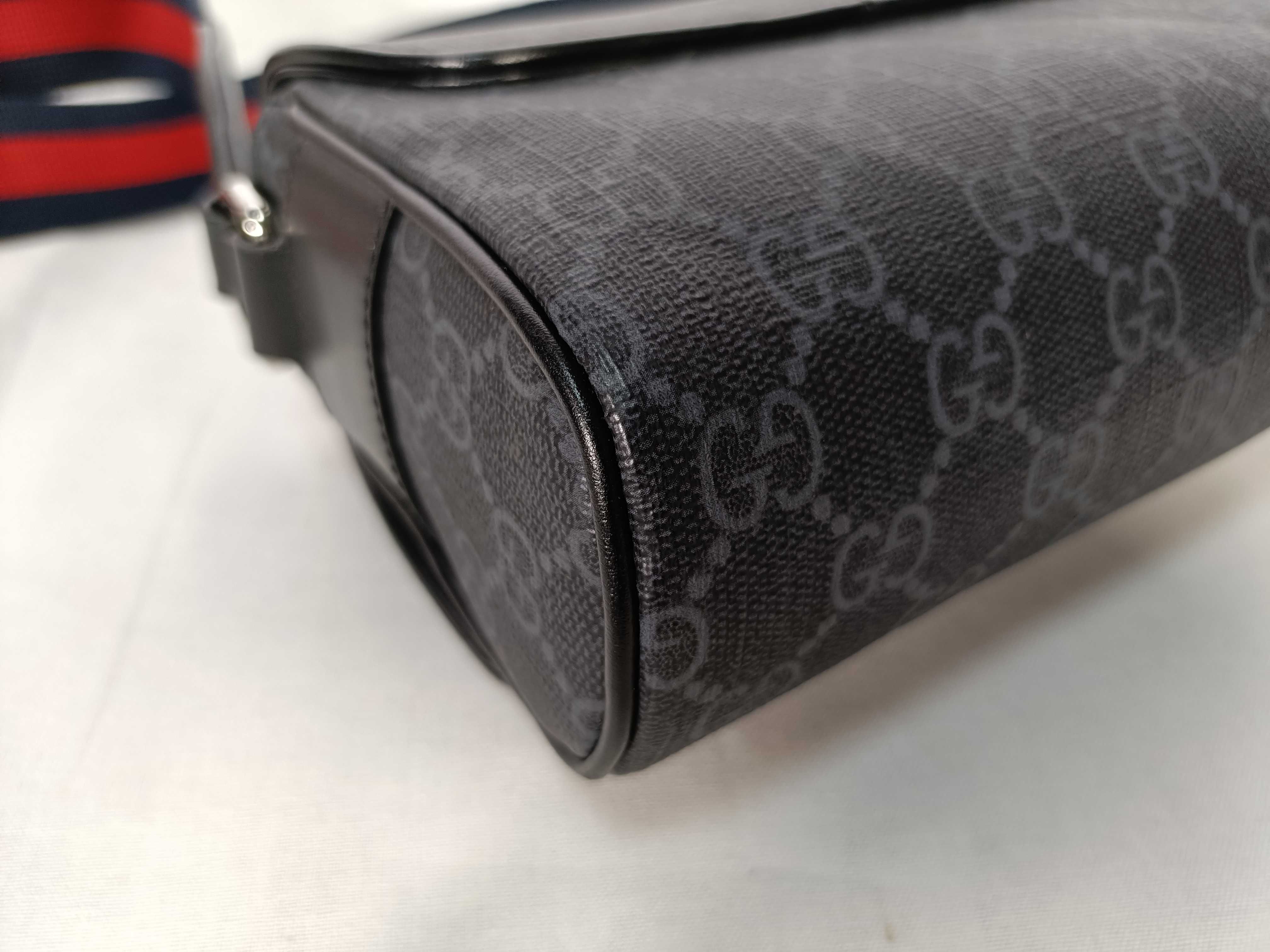 GG Supreme Shoulder Bag — view 4