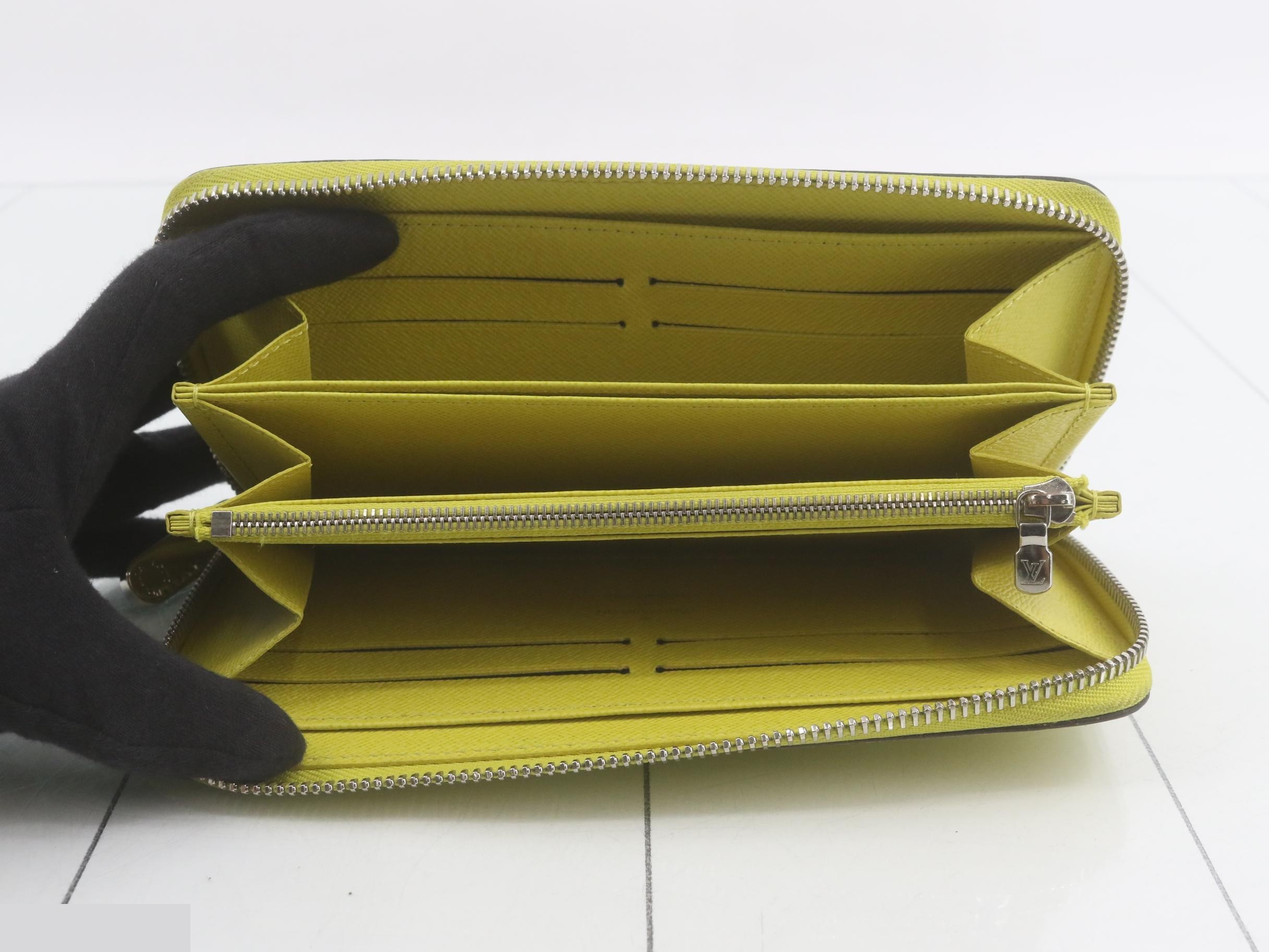 Epi Round Zipper Long Wallet — view 4