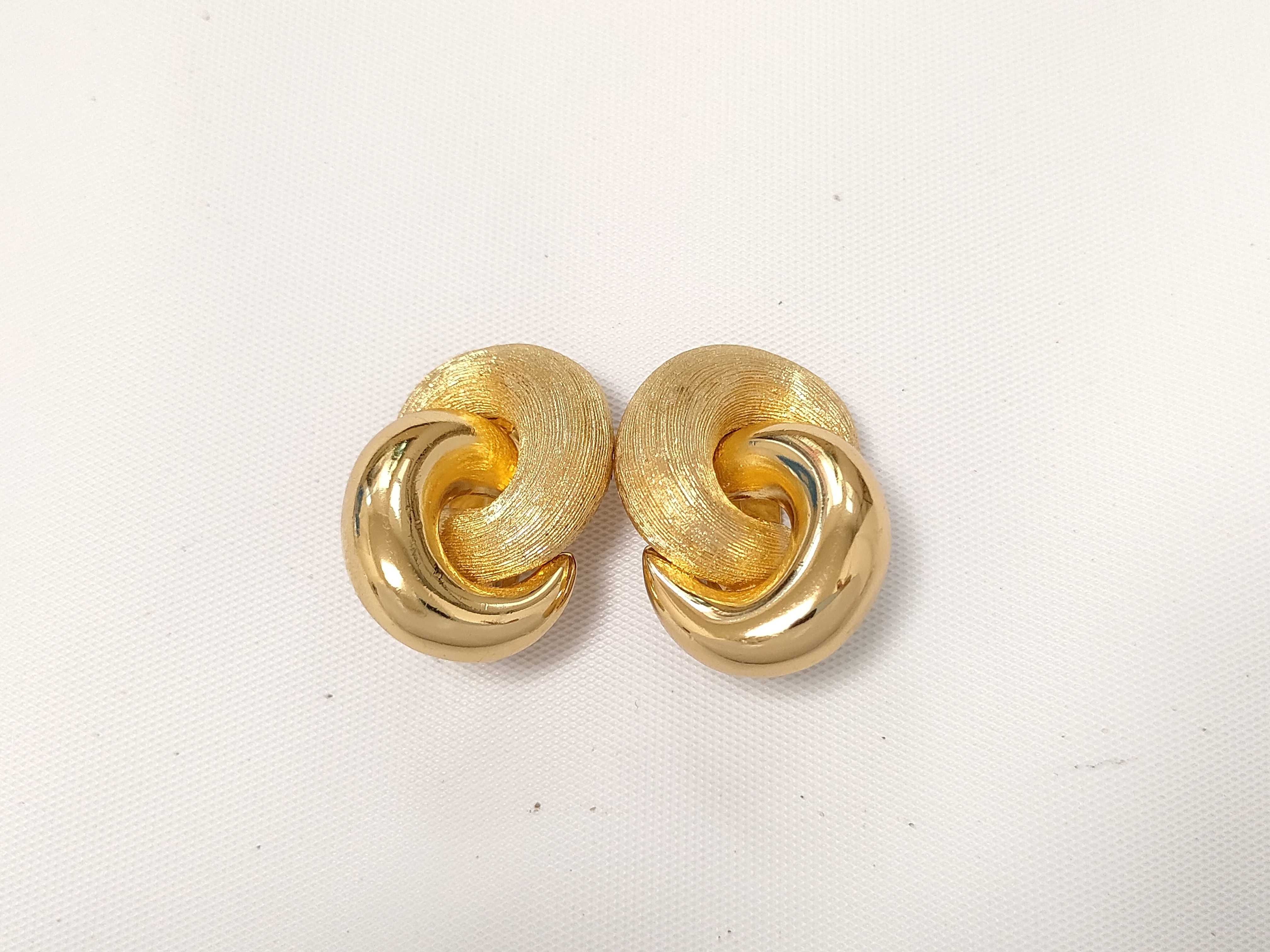 Christian Twist Design Gold Earrings