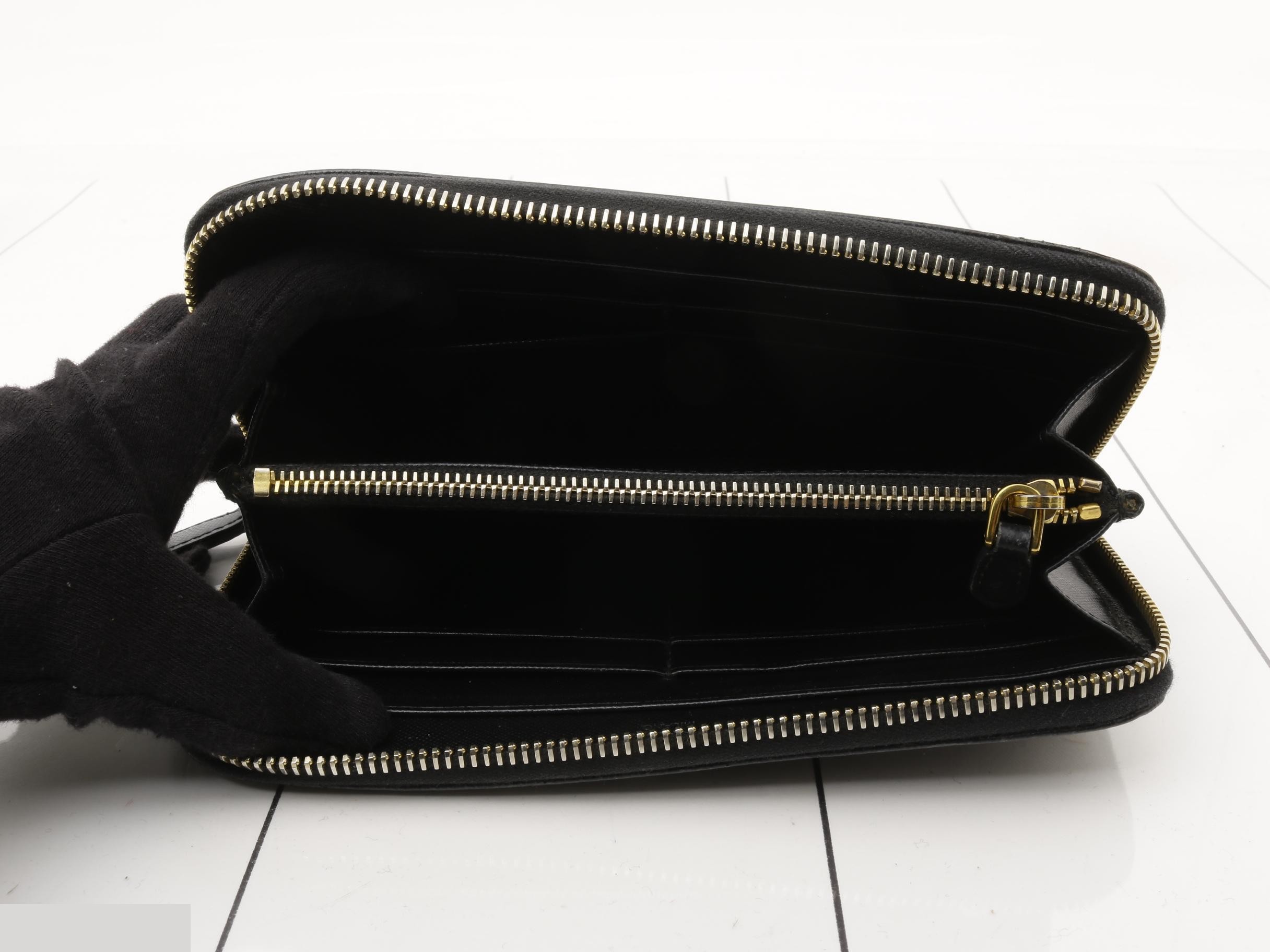 Saffiano Triangle Plate Round Zipper Long Wallet — view 4