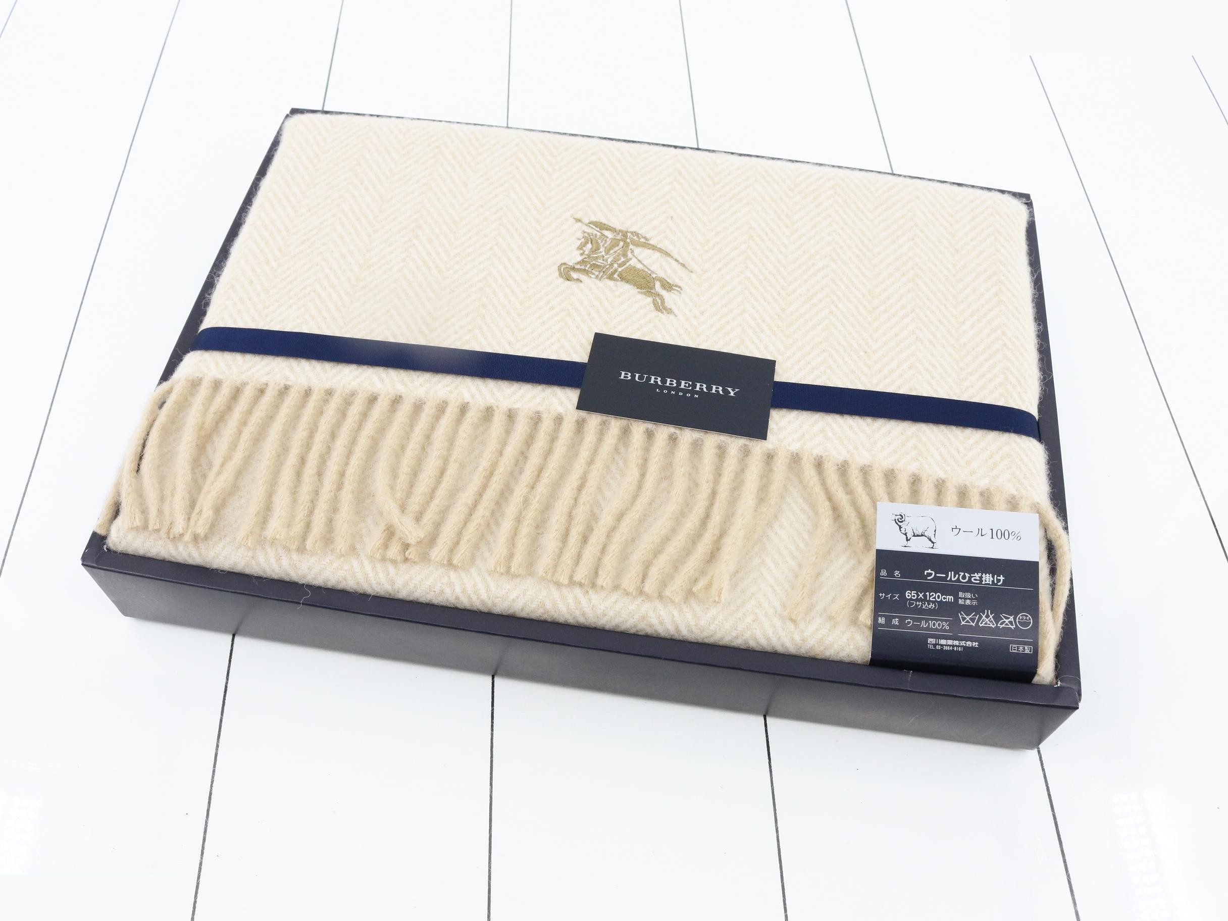 Unused Burberry throw blanket, 65 x 120 cm, 100% wool. — view 2