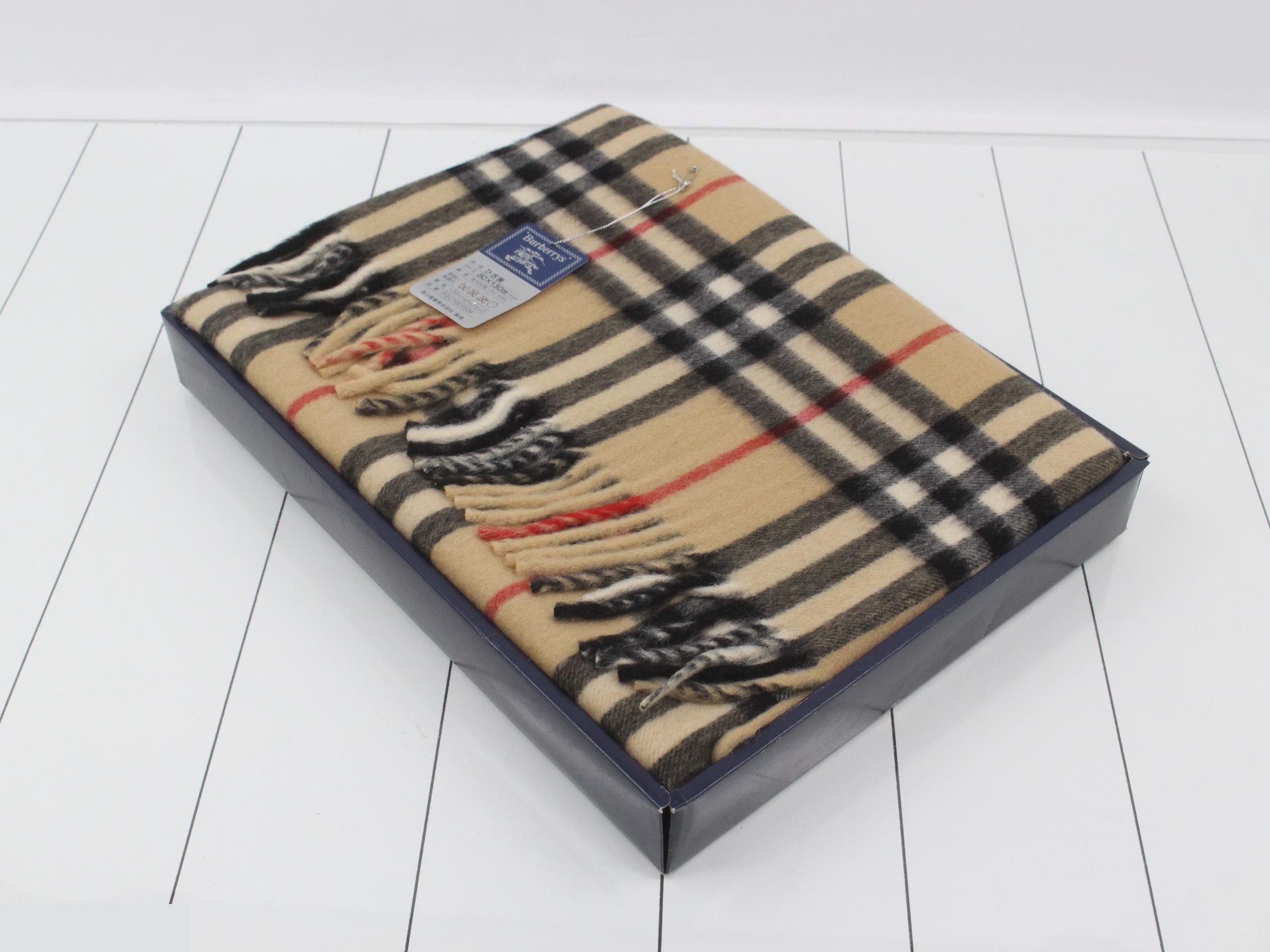 Unused Burberry throw blanket, 100% wool, 80 x 130 cm, beige. — view 2
