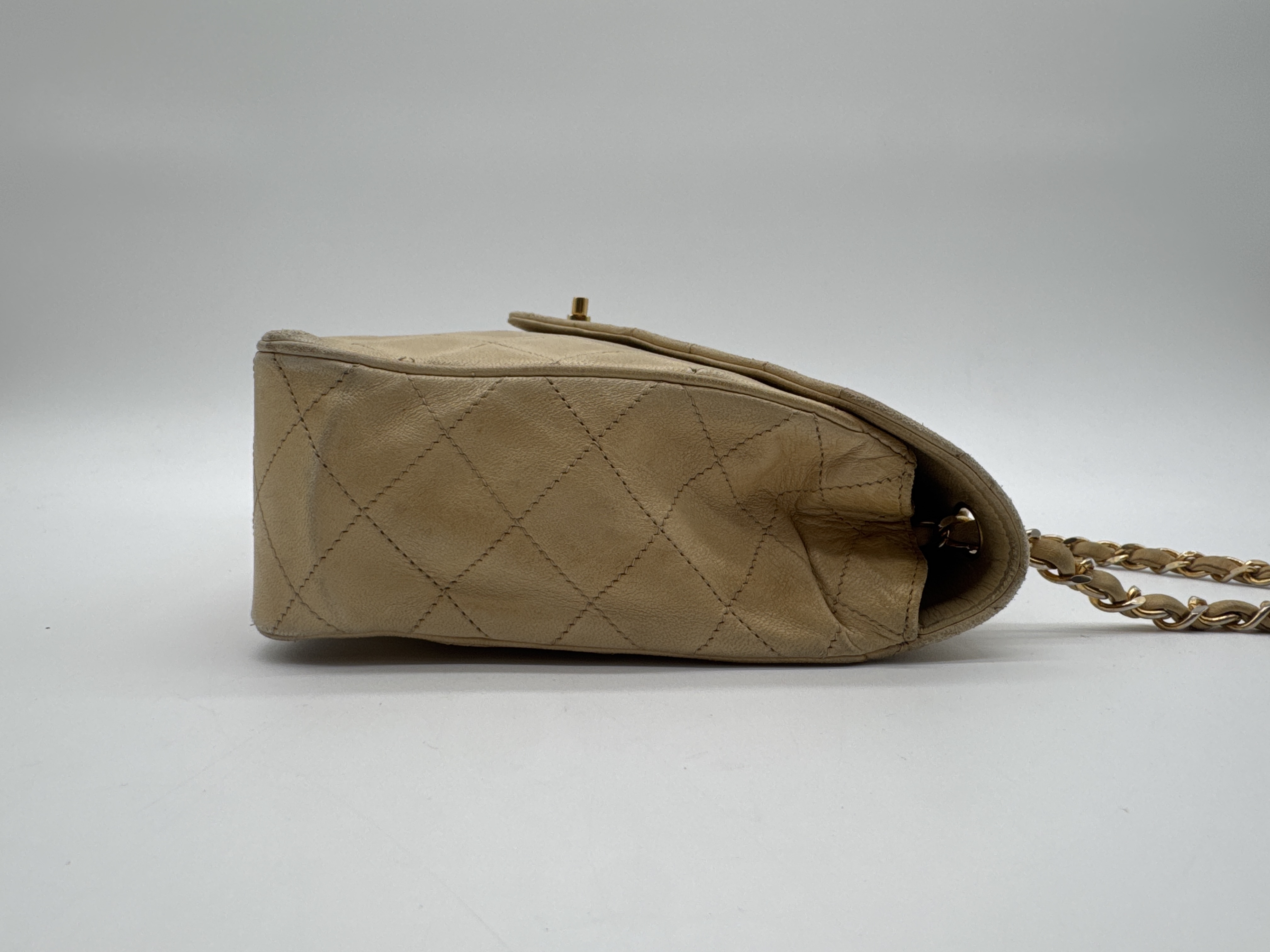 Matelassé Turnlock Beige Shoulder Bag — view 3