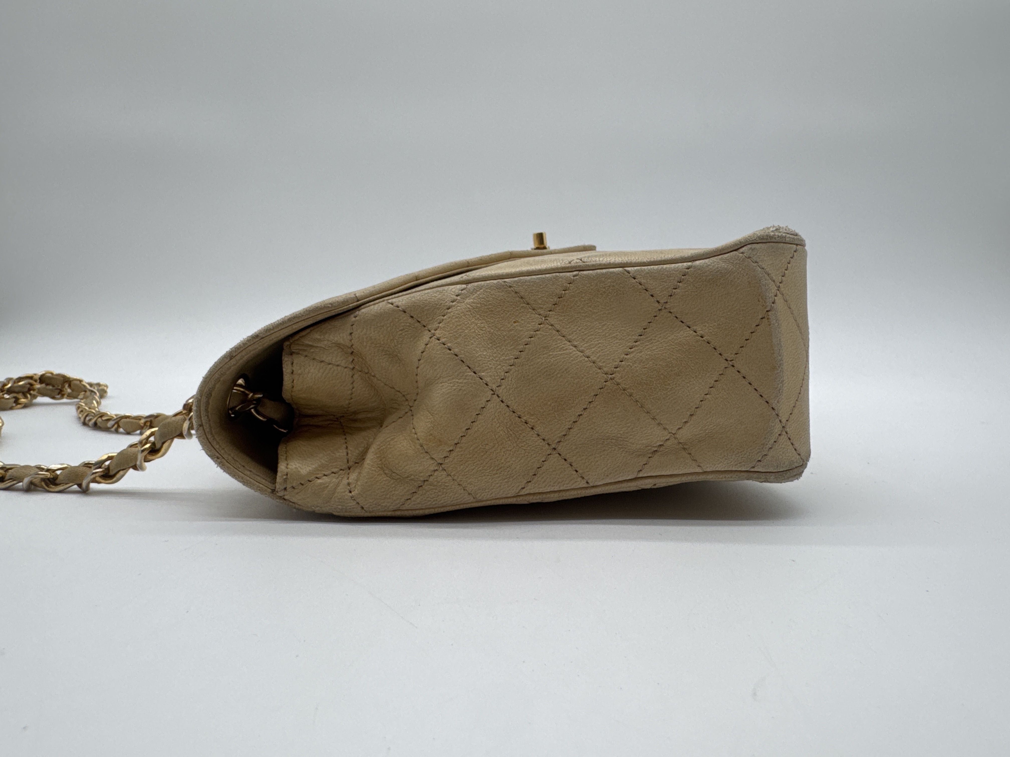 Matelassé Turnlock Beige Shoulder Bag — view 4