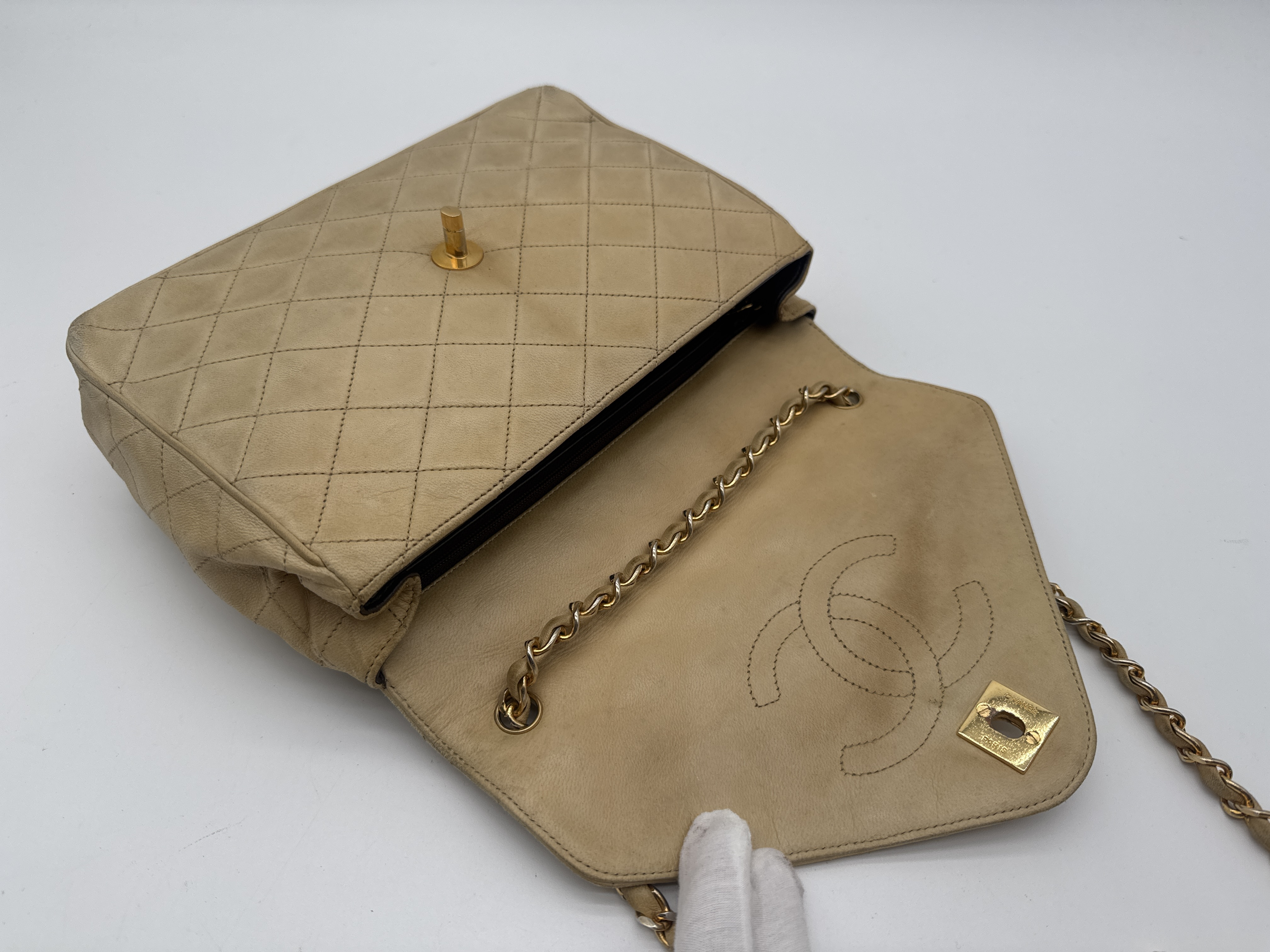 Matelassé Turnlock Beige Shoulder Bag — view 9