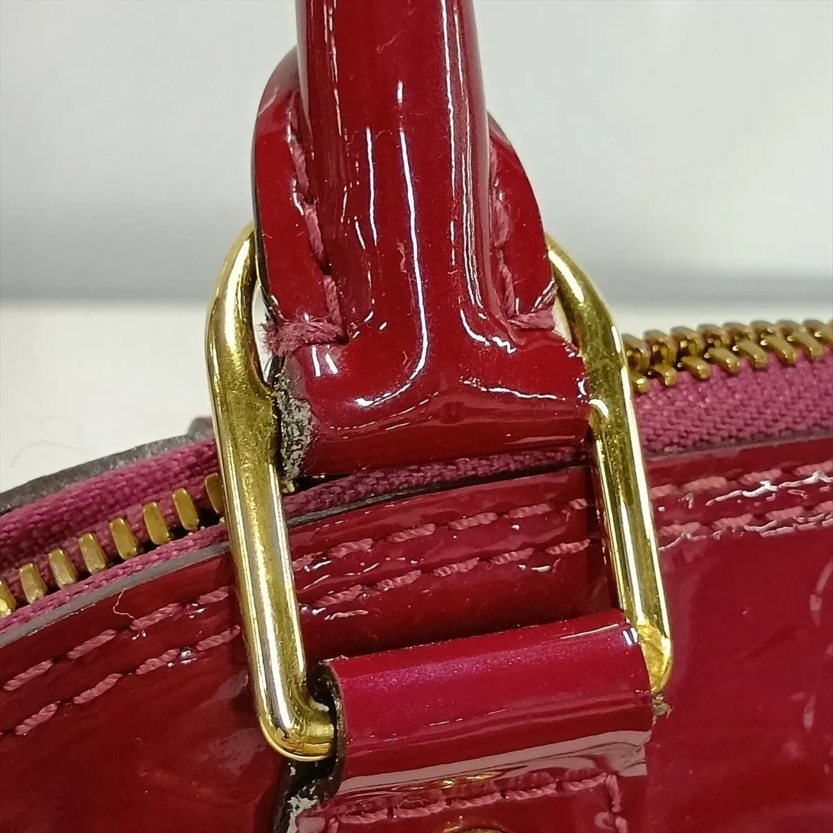 Vernis Alma BB M90322 SN2147 Burgundy. RFID detected. Clochette strap coating peeling. — view 12