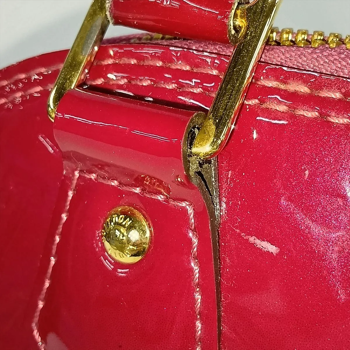 Vernis Alma BB M90322 SN2147 Burgundy. RFID detected. Clochette strap coating peeling. — view 13
