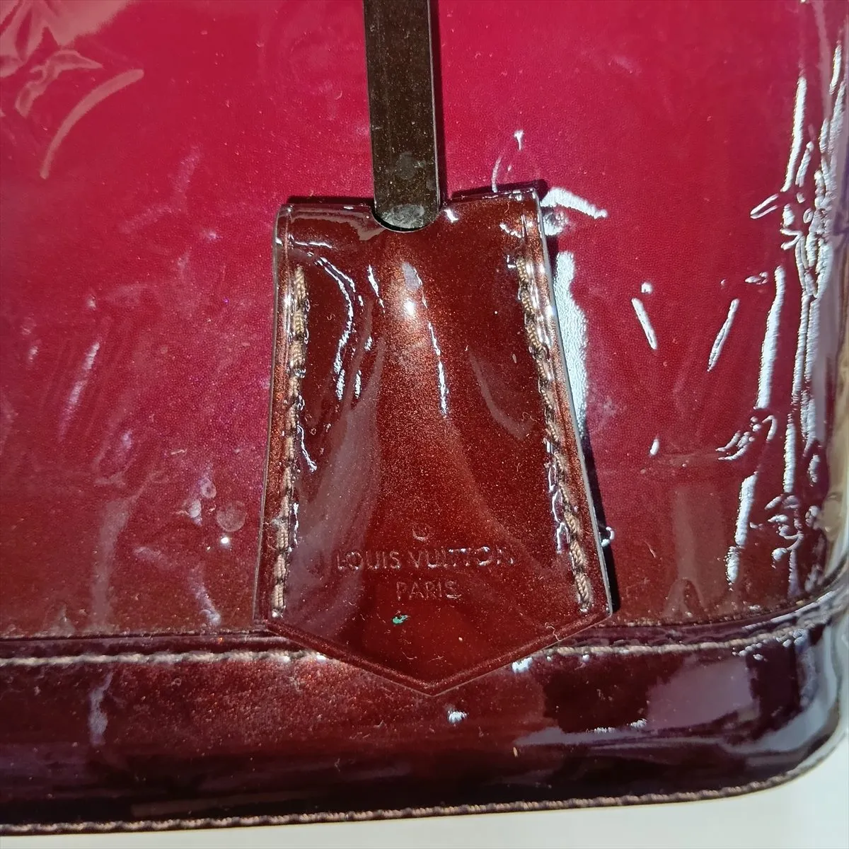Vernis Alma BB M90322 SN2147 Burgundy. RFID detected. Clochette strap coating peeling. — view 14