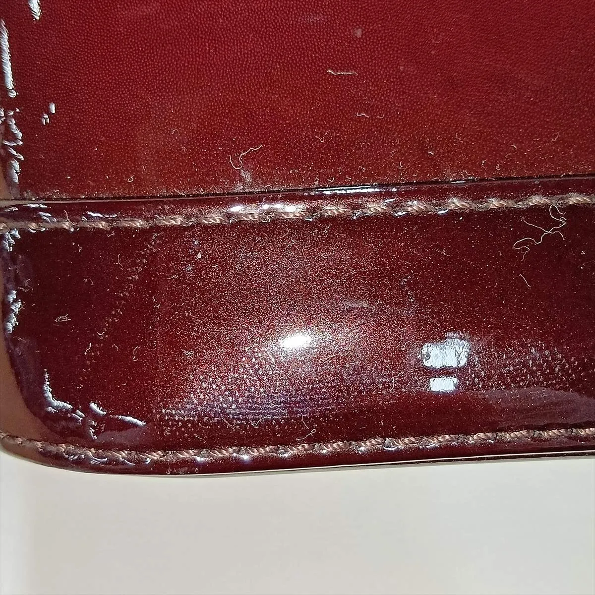 Vernis Alma BB M90322 SN2147 Burgundy. RFID detected. Clochette strap coating peeling. — view 15