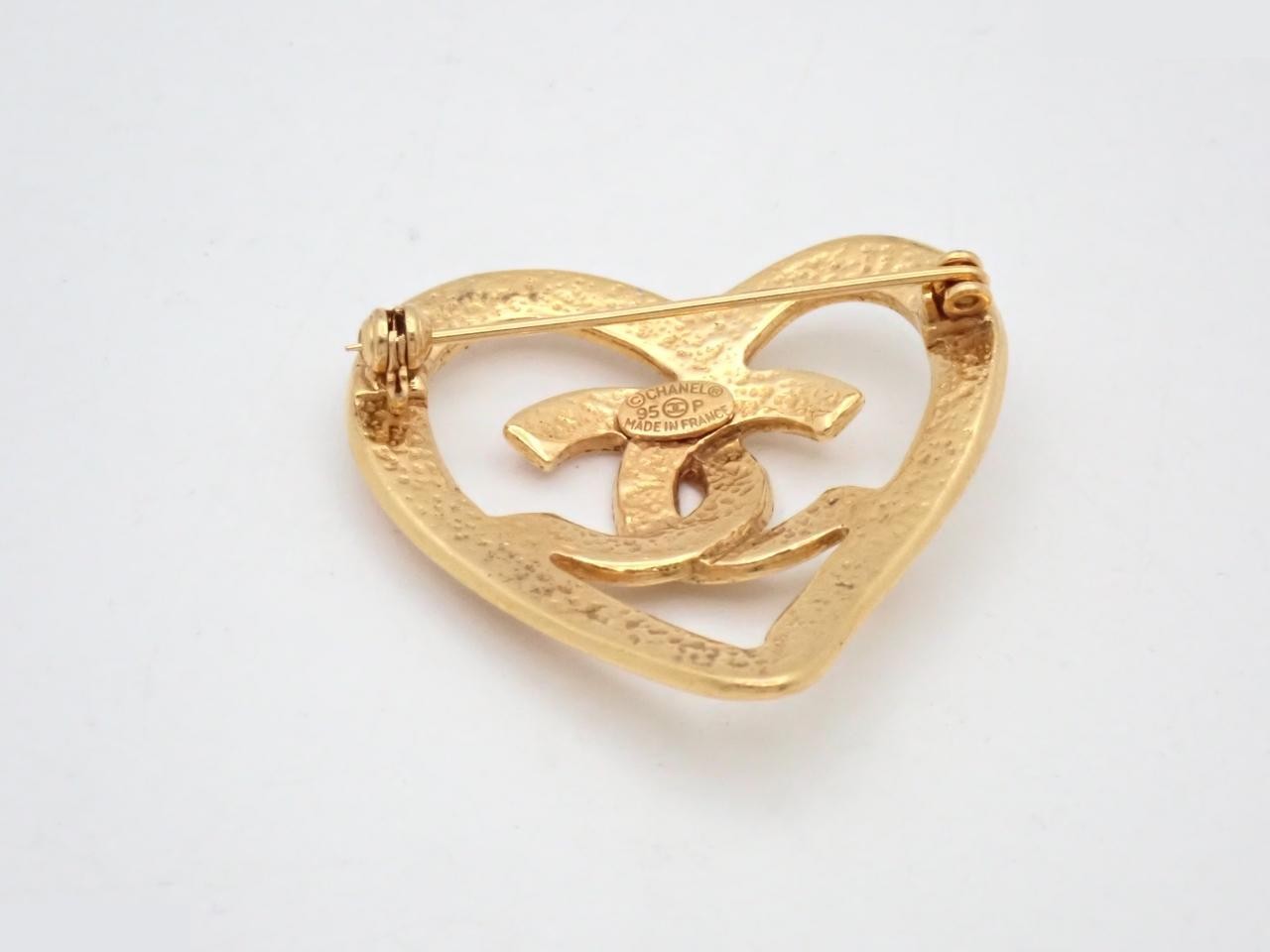 brooch — view 2
