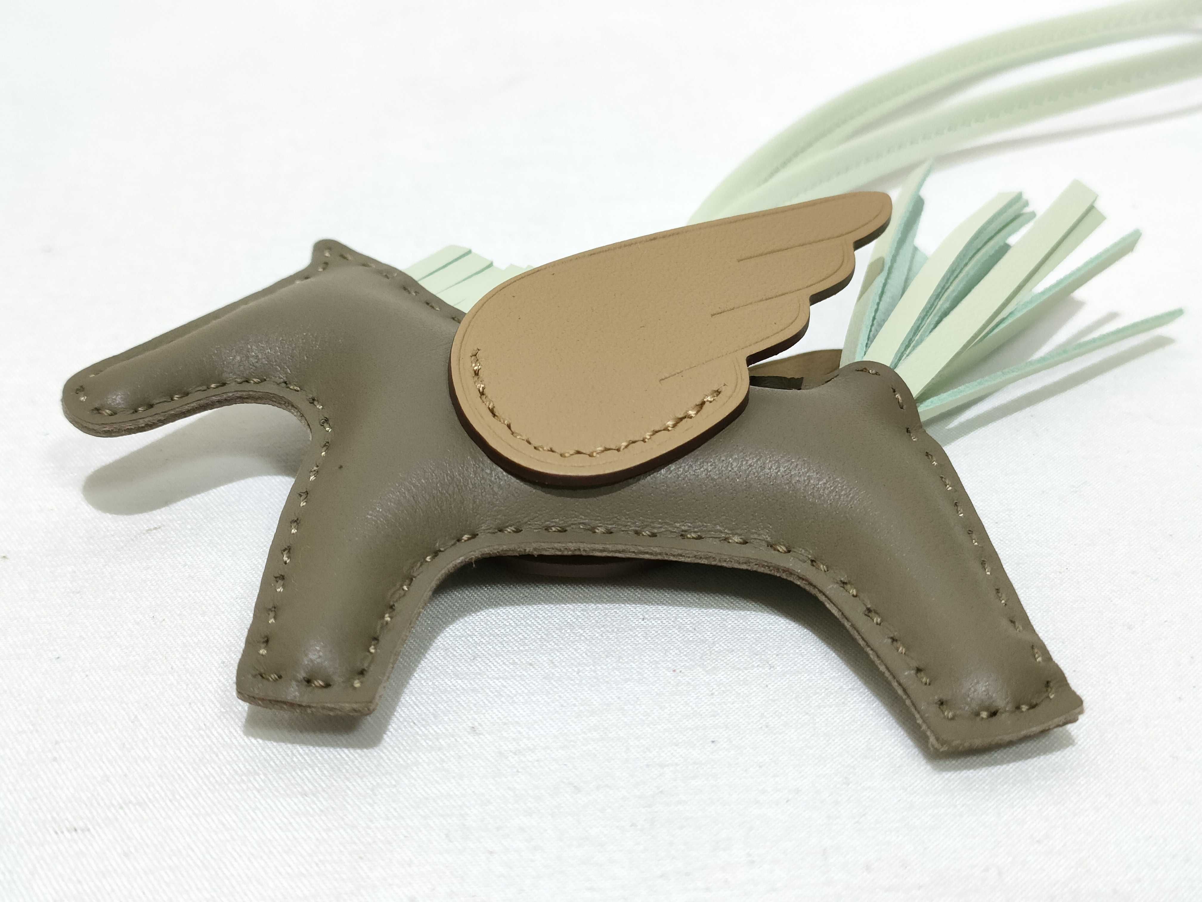 Rodeo Charm Pegasus PM Agneau Milo x Veau Swift Etoupe x Vert Fizz x Biscuit B stamp Accessories: Box Key case — view 9