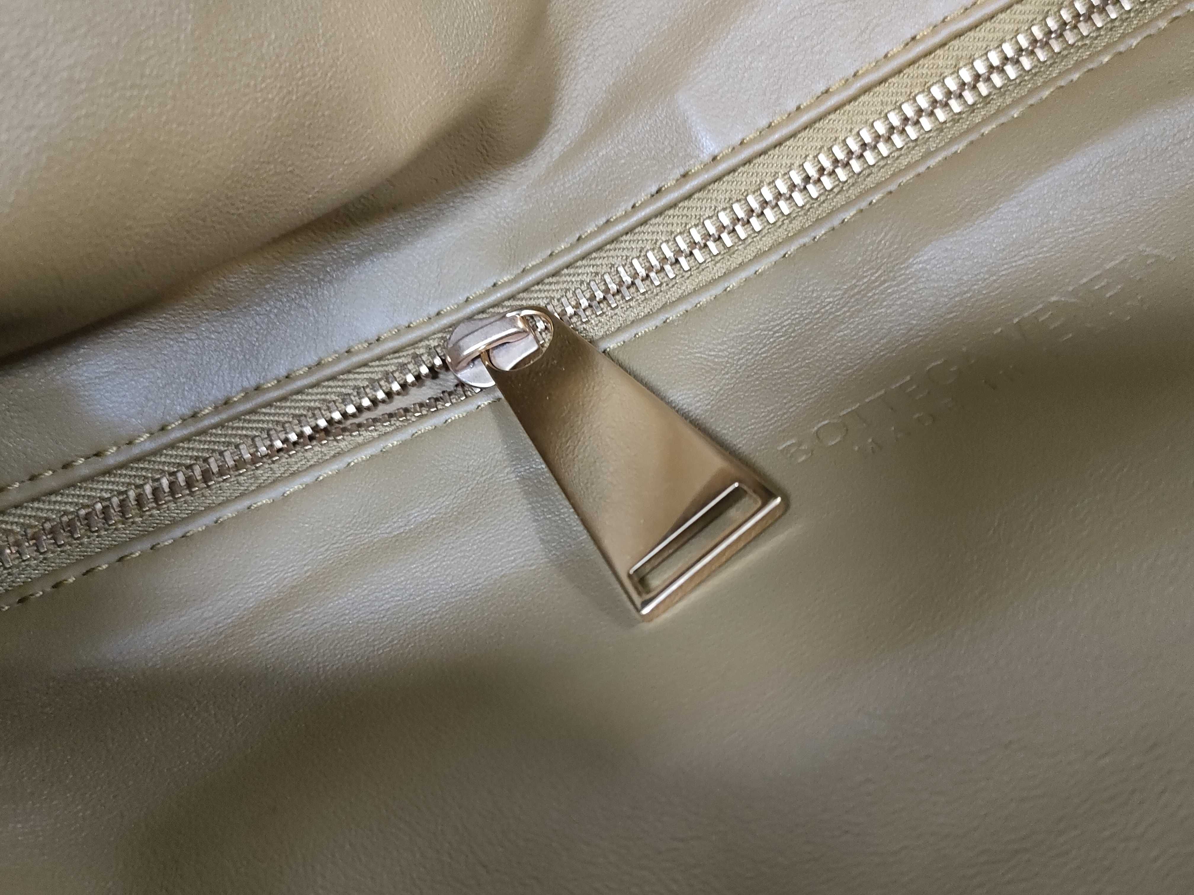 The Body Bag Shoulder Bag Beige Shoulder Bag — view 12