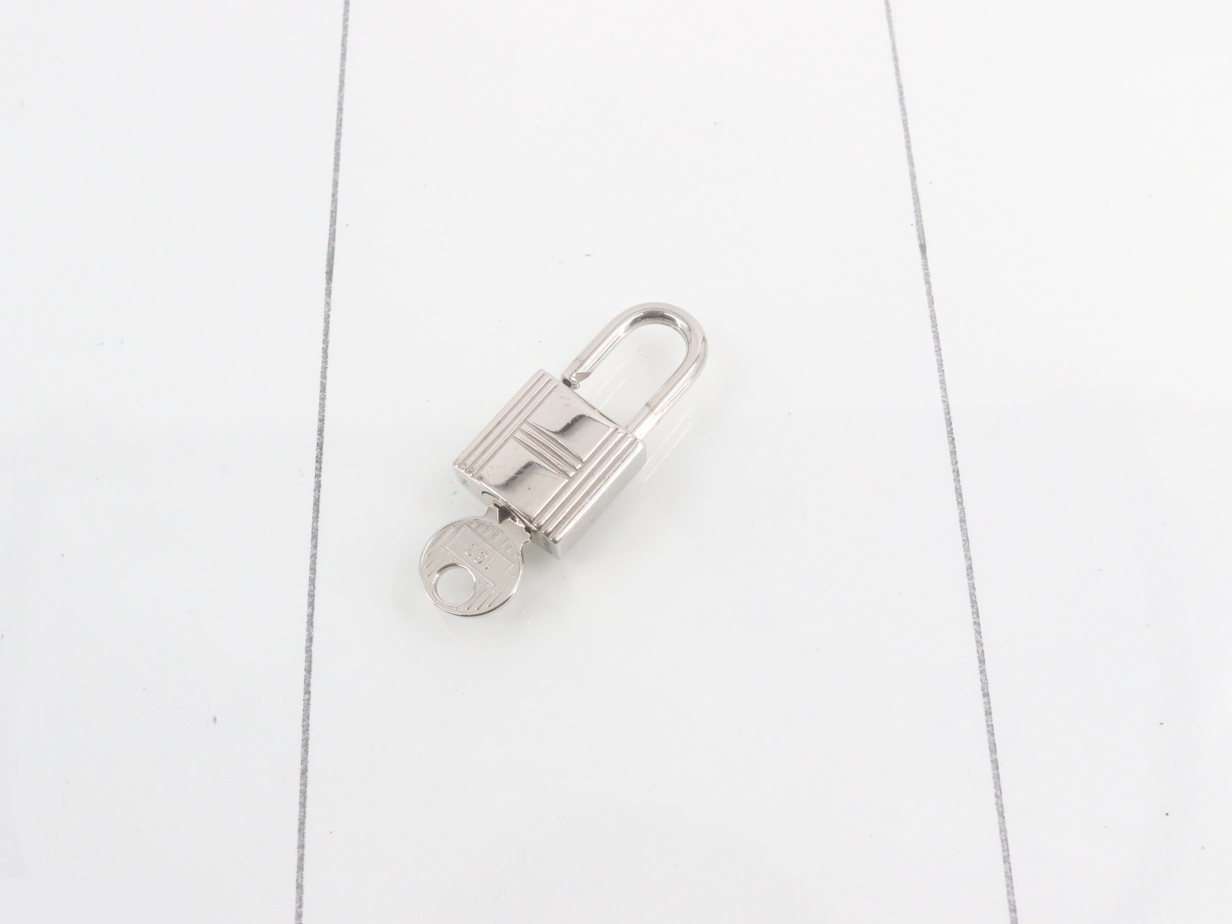 Picotin Lock 22 MM Taurillon Clemence Rouge Casaque Silver — view 7