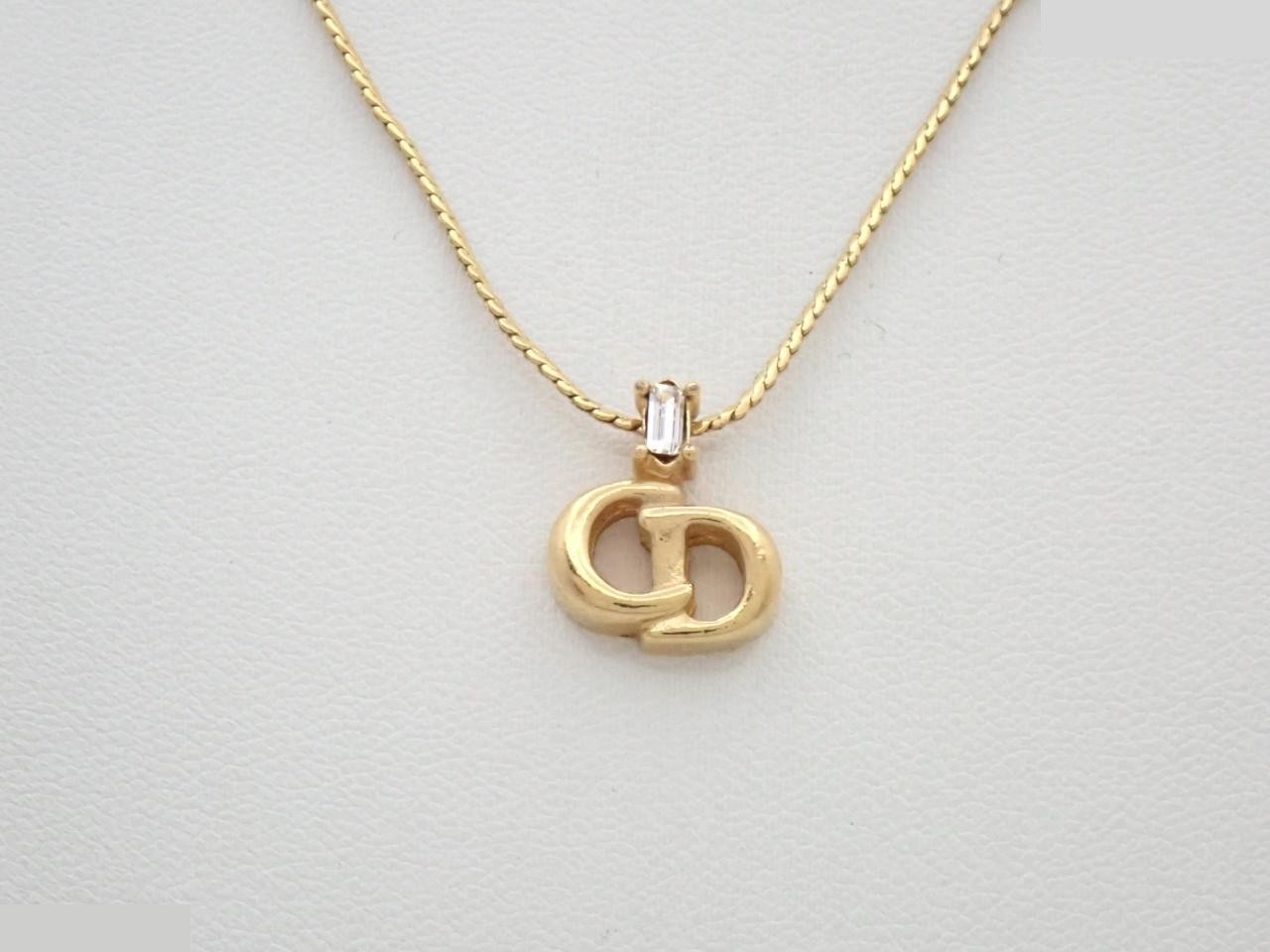 Necklace, chain approximately 42cm