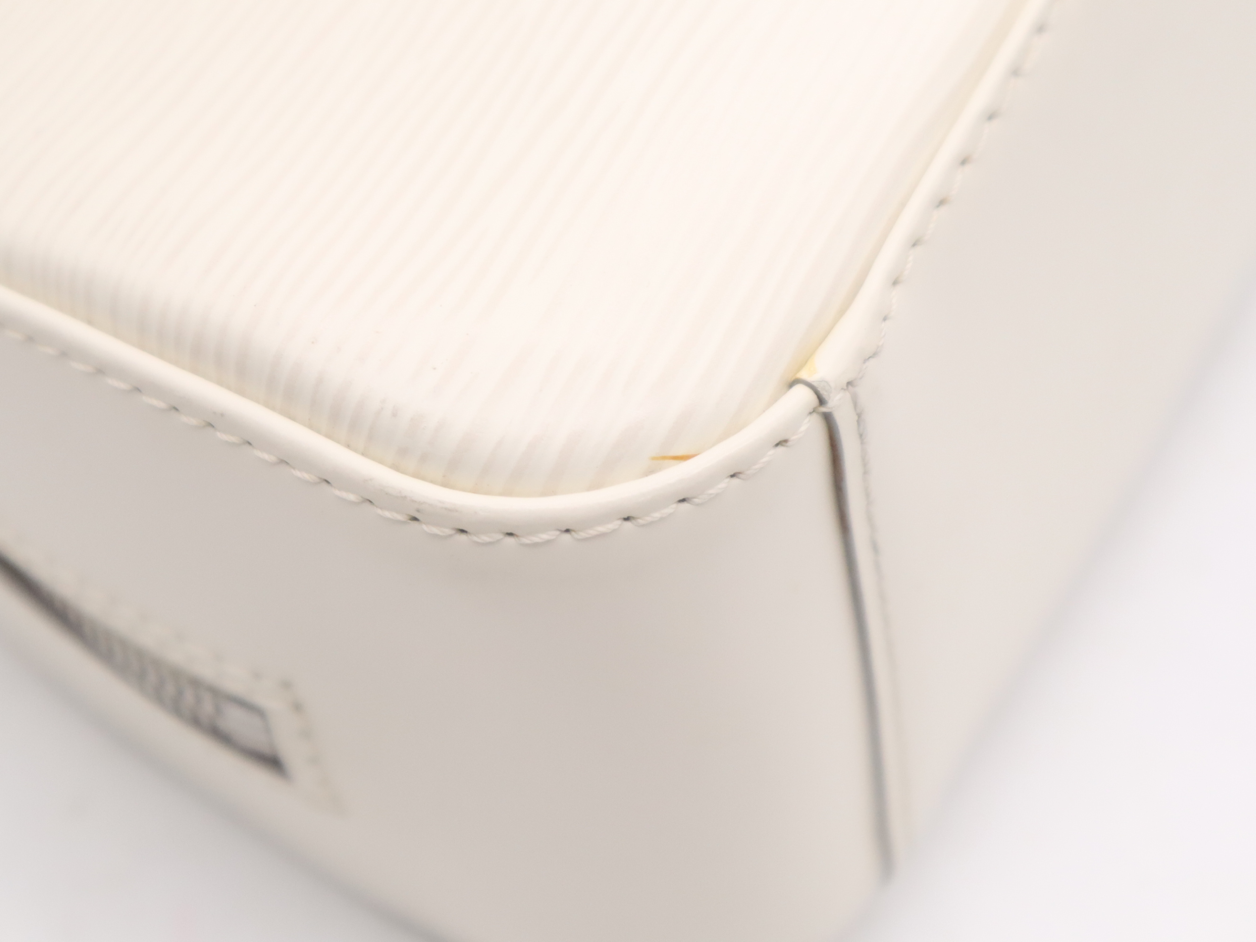 M5285J Epi Jasmine Ivoire Shoulder Bag — view 10