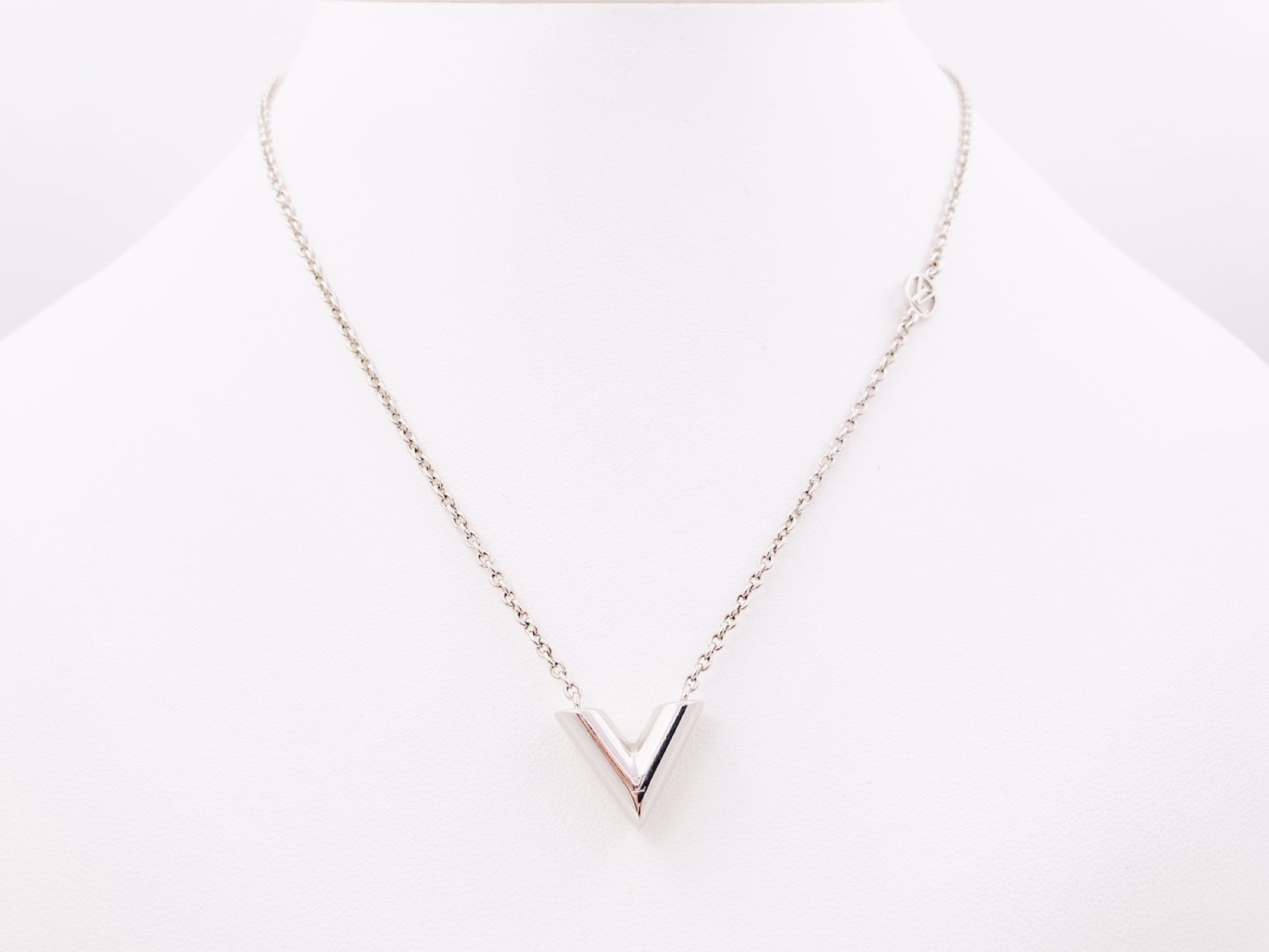 M63197 Essential V Necklace Silver LE0270 Necklace — view 2