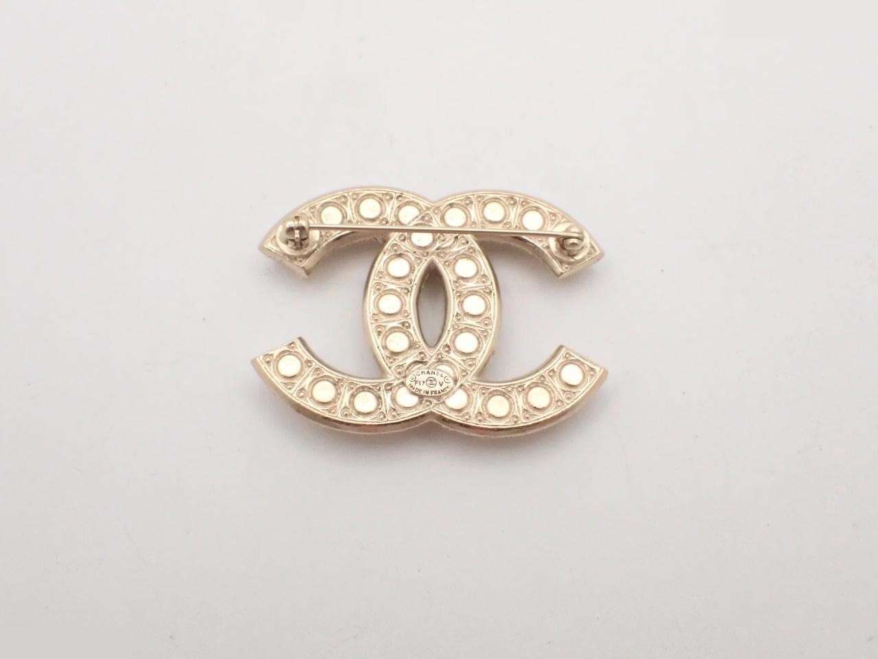 brooch F17V — view 2