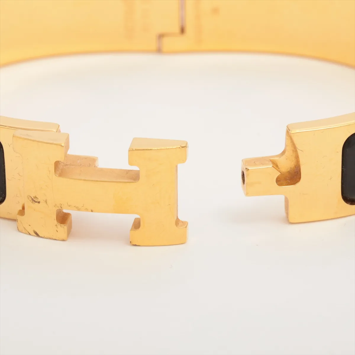 Click Crack H Bangle Bracelet GP x Enamel Black x Gold Gouging Scratch Dullness Dirt Discoloration Peeling — view 5