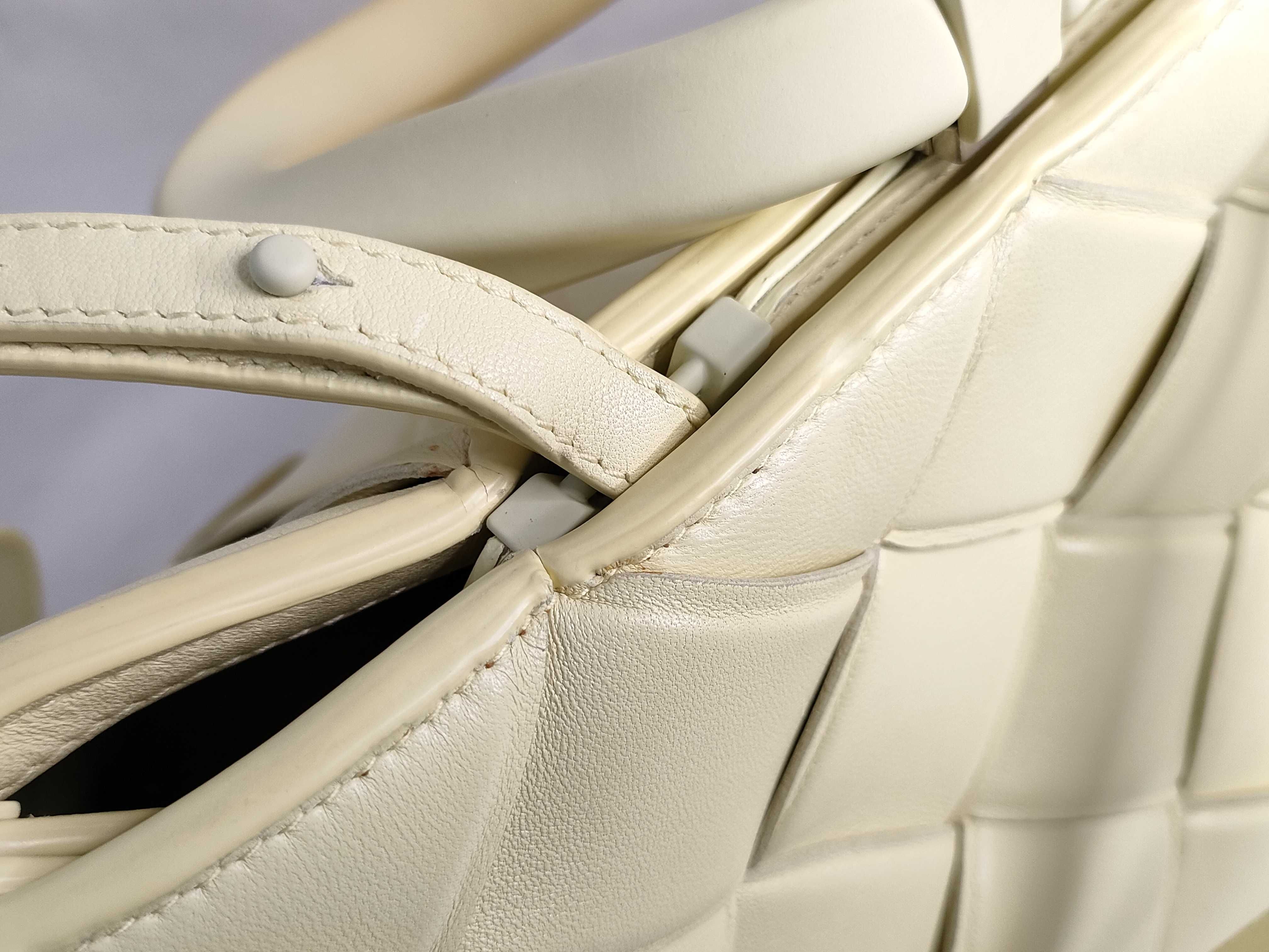 Intrecciato Grasp Handbag — view 15