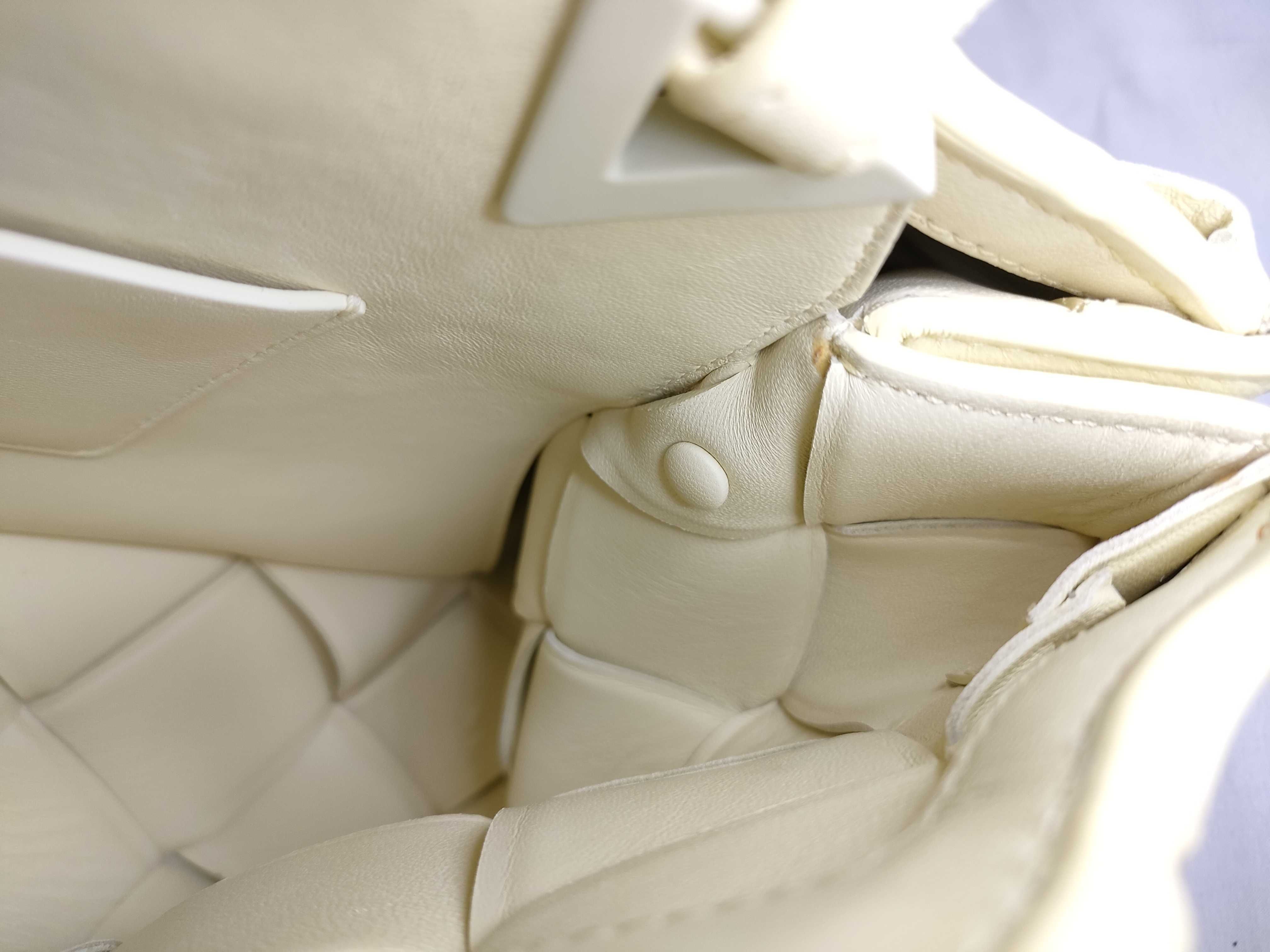 Intrecciato Grasp Handbag — view 9