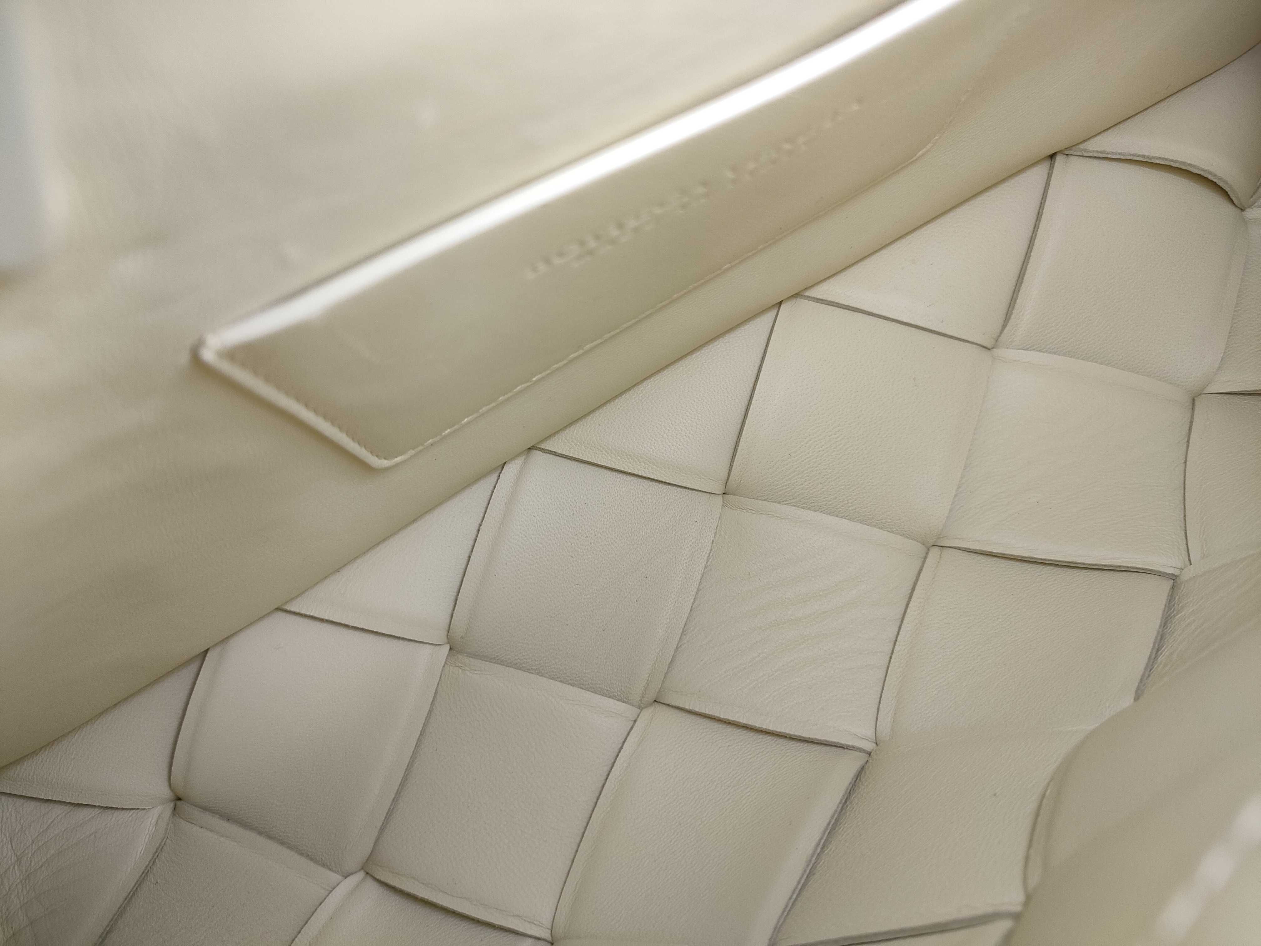 Intrecciato Grasp Handbag — view 10