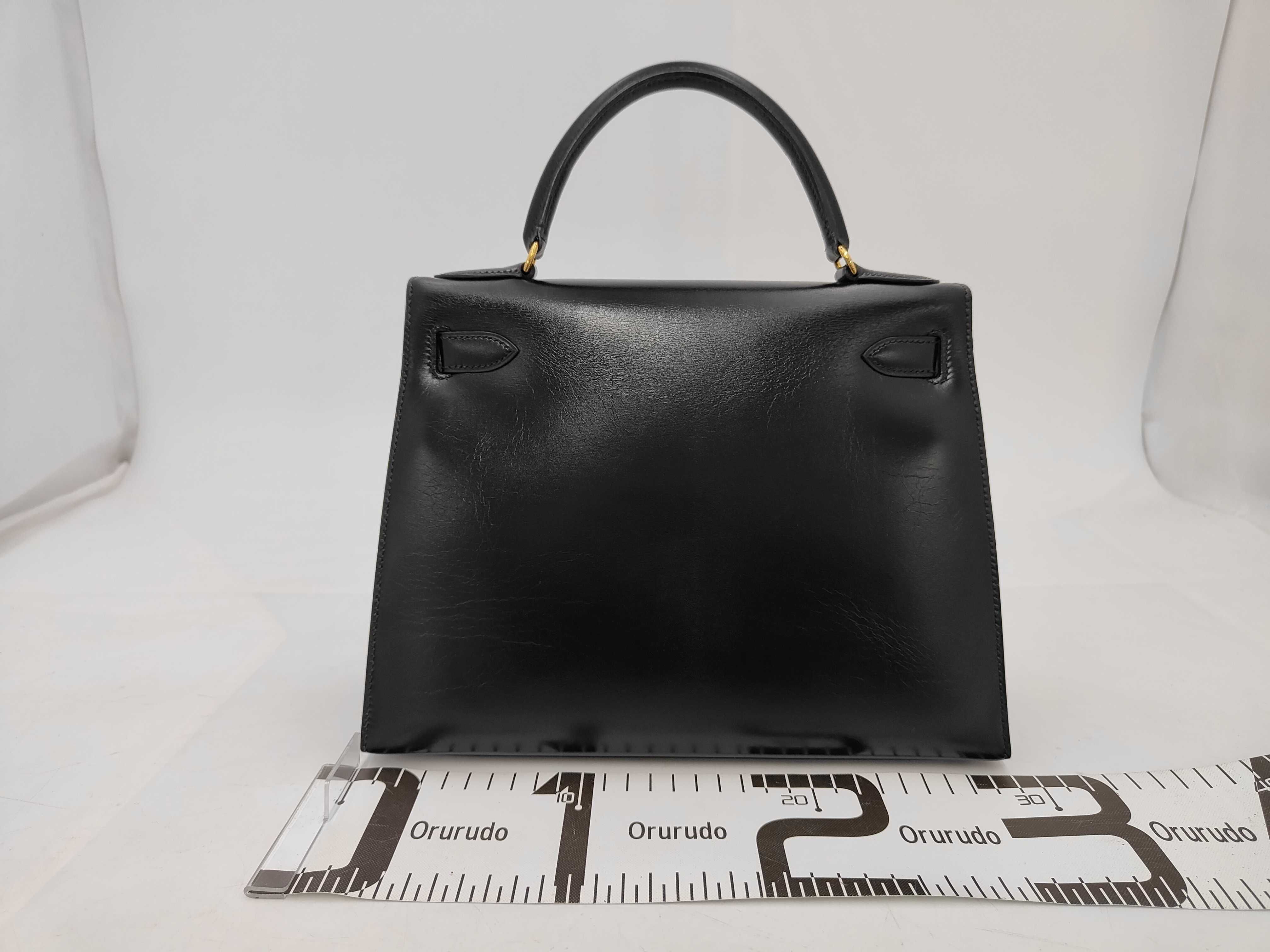 Kelly 28, 2-way, Box Calf leather, black, with V-stamp, includes strap, clochette, key, and 2 keys. 28 x 20 x 11 cm. — view 2