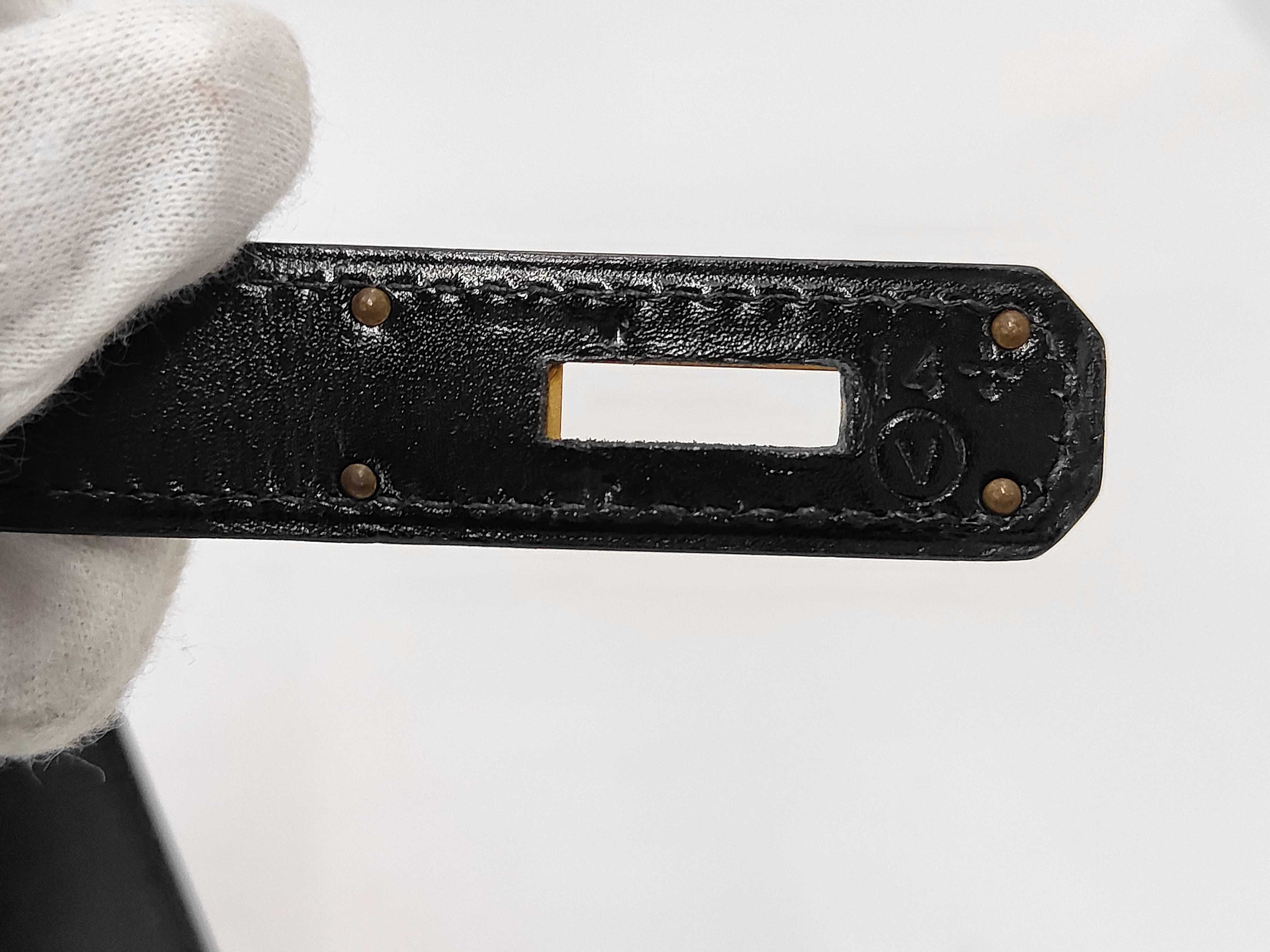 Kelly 28, 2-way, Box Calf leather, black, with V-stamp, includes strap, clochette, key, and 2 keys. 28 x 20 x 11 cm. — view 11