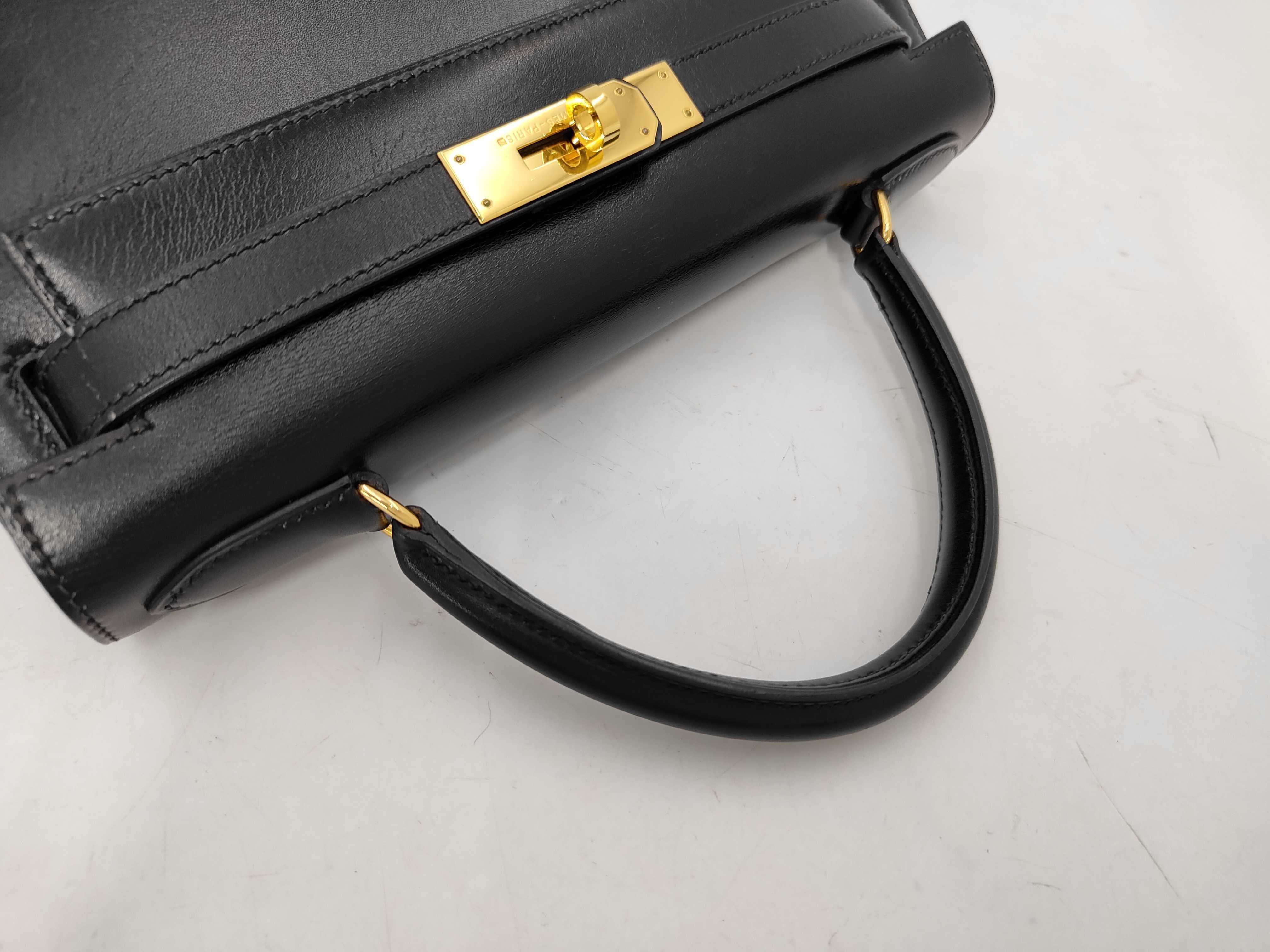 Kelly 28, 2-way, Box Calf leather, black, with V-stamp, includes strap, clochette, key, and 2 keys. 28 x 20 x 11 cm. — view 3