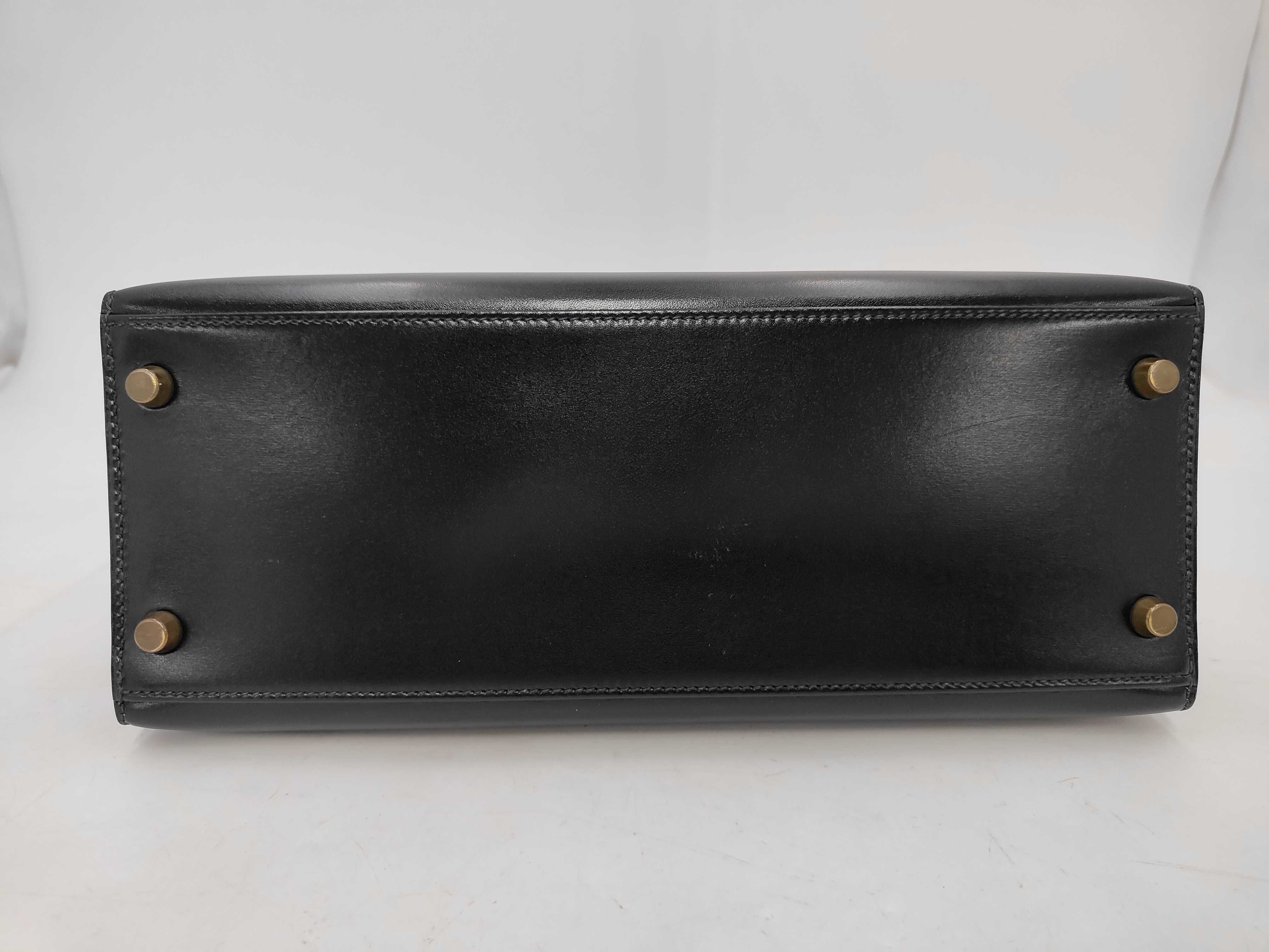 Kelly 28, 2-way, Box Calf leather, black, with V-stamp, includes strap, clochette, key, and 2 keys. 28 x 20 x 11 cm. — view 6