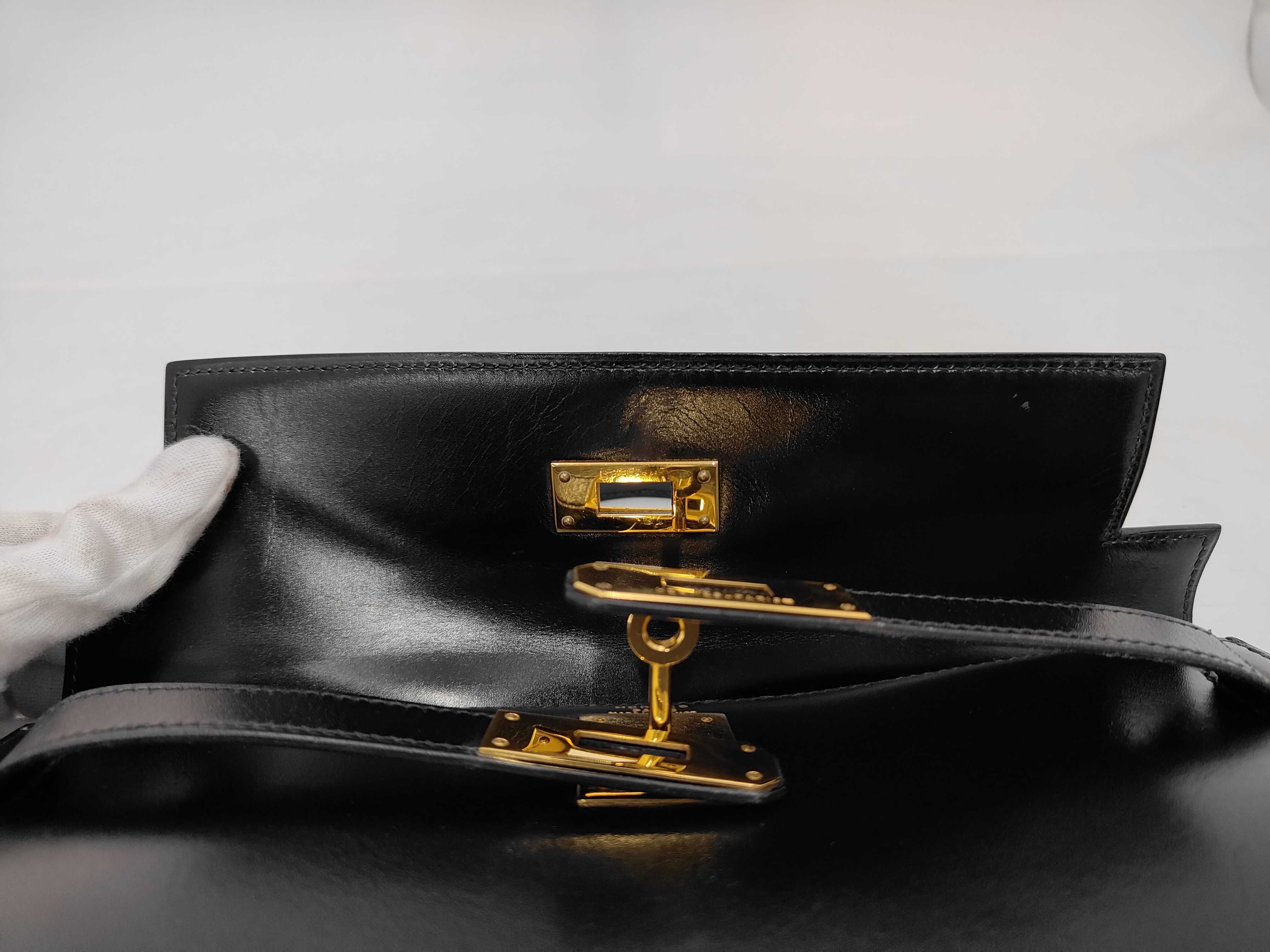 Kelly 28, 2-way, Box Calf leather, black, with V-stamp, includes strap, clochette, key, and 2 keys. 28 x 20 x 11 cm. — view 8