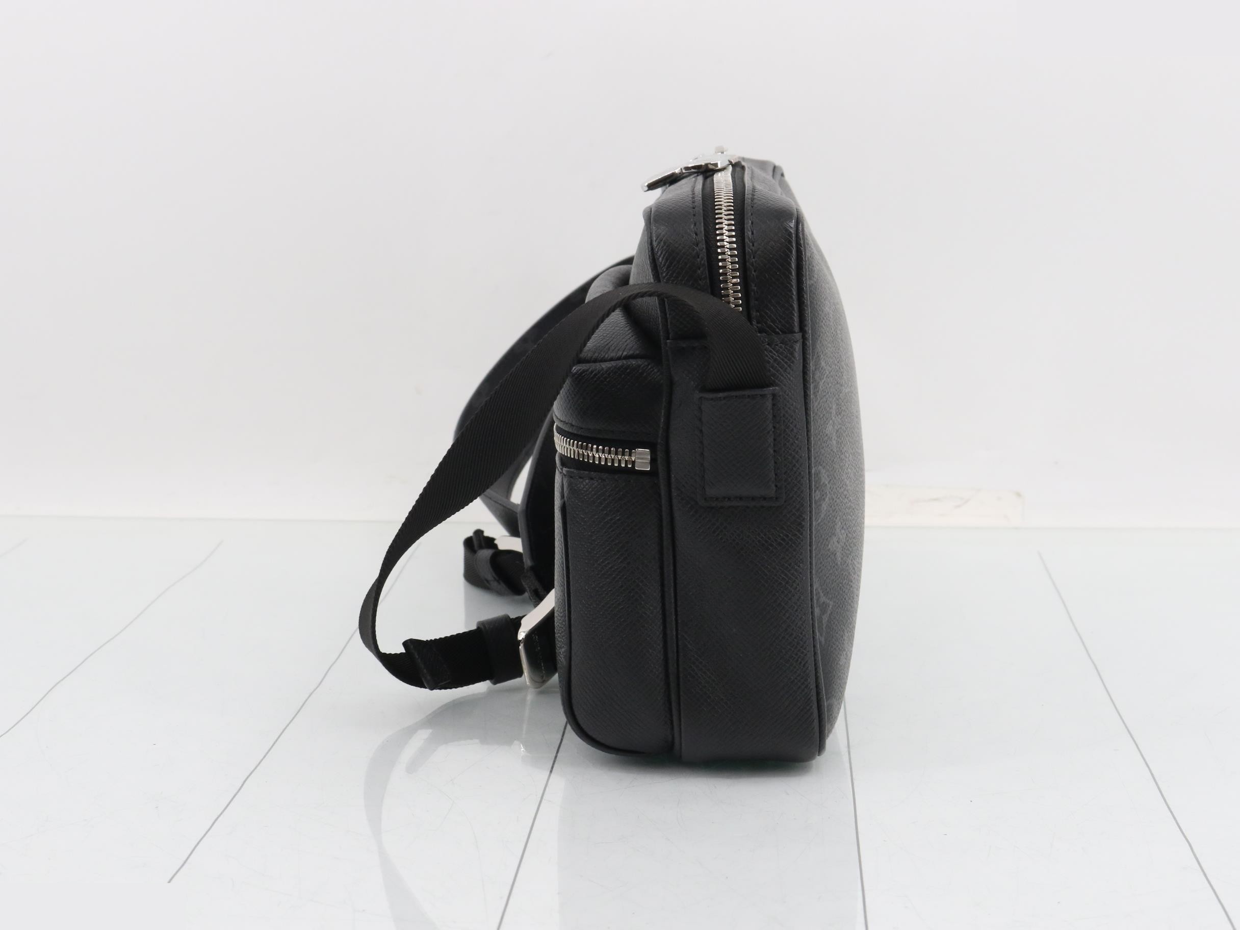 Taigarama Outdoor Messenger PM Noir Shoulder Bag — view 3