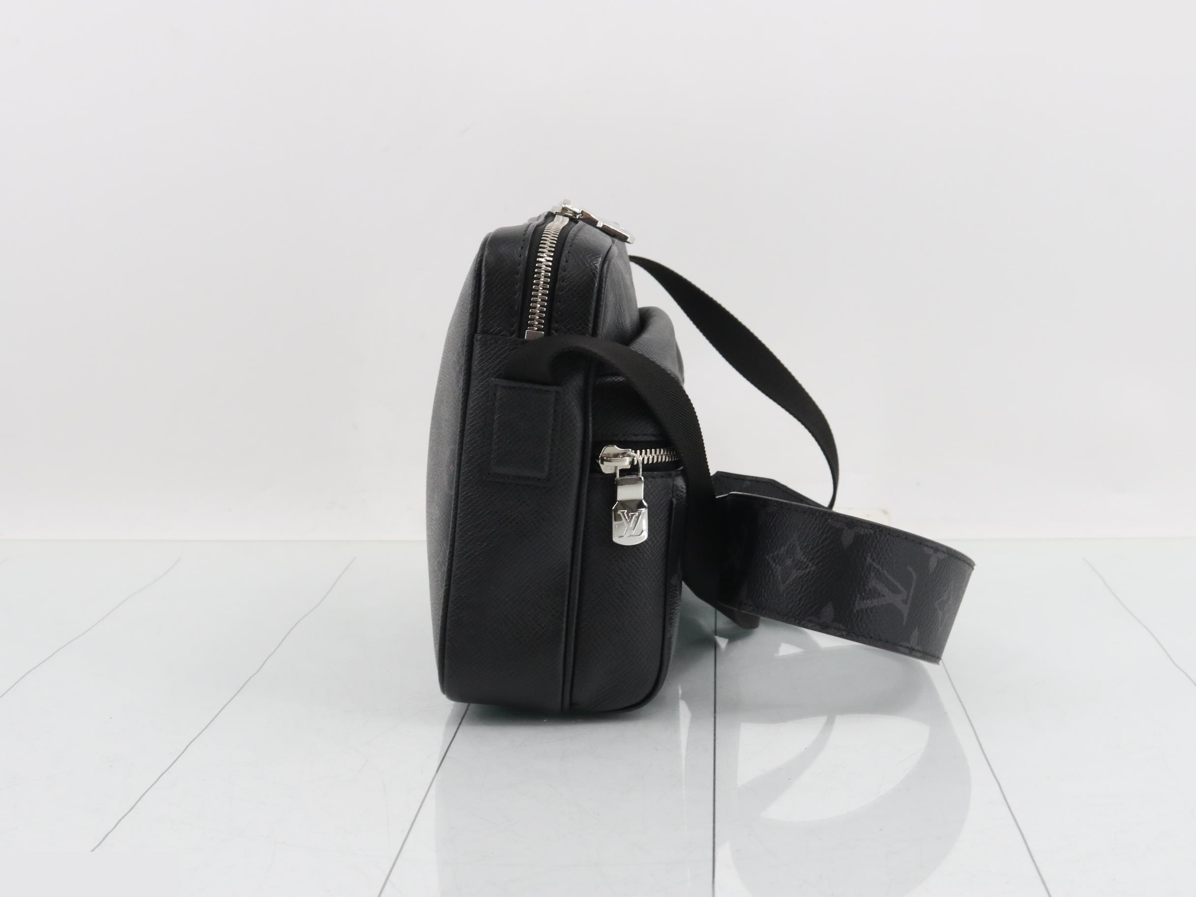 Taigarama Outdoor Messenger PM Noir Shoulder Bag — view 4