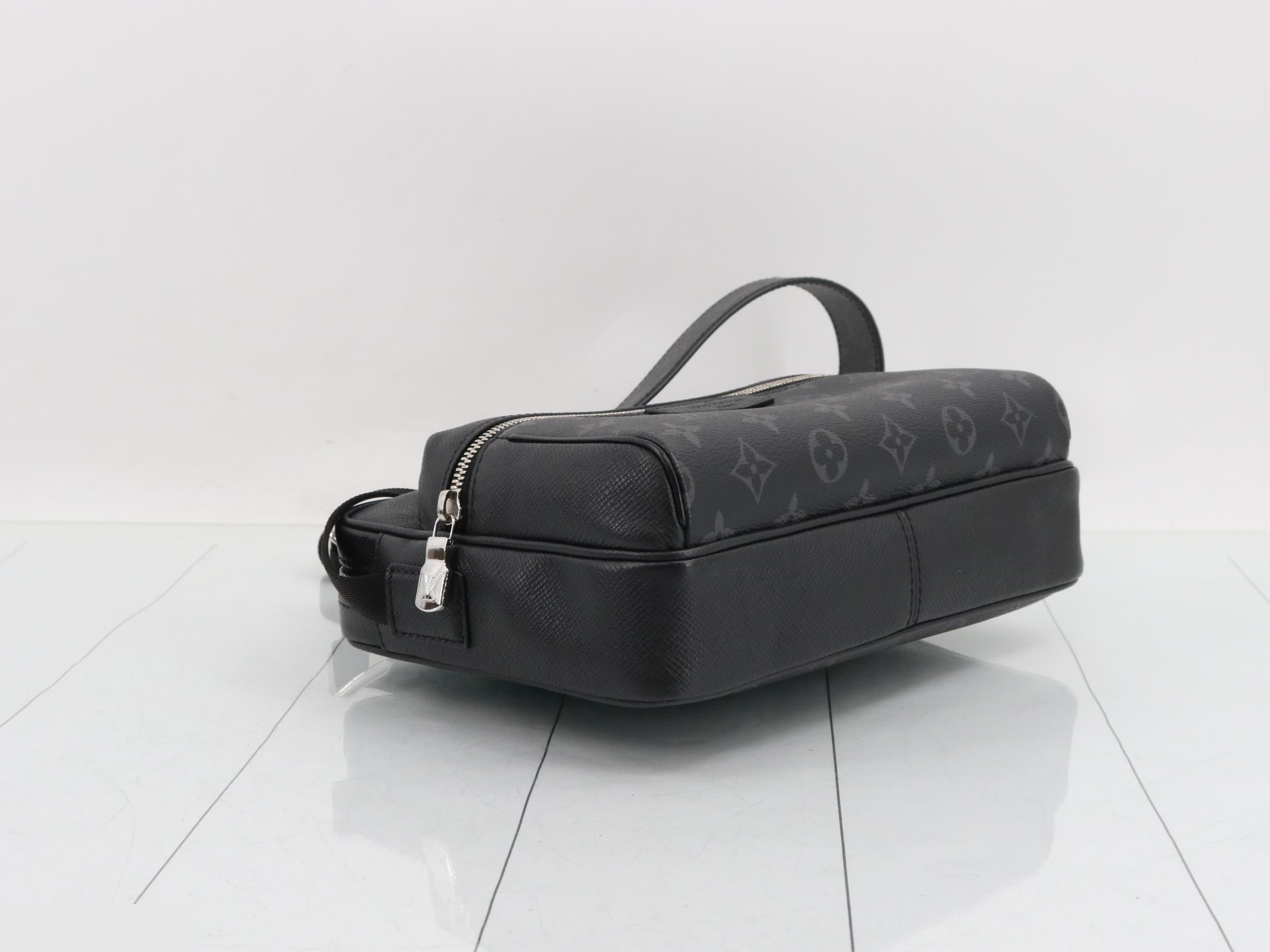 Taigarama Outdoor Messenger PM Noir Shoulder Bag — view 5