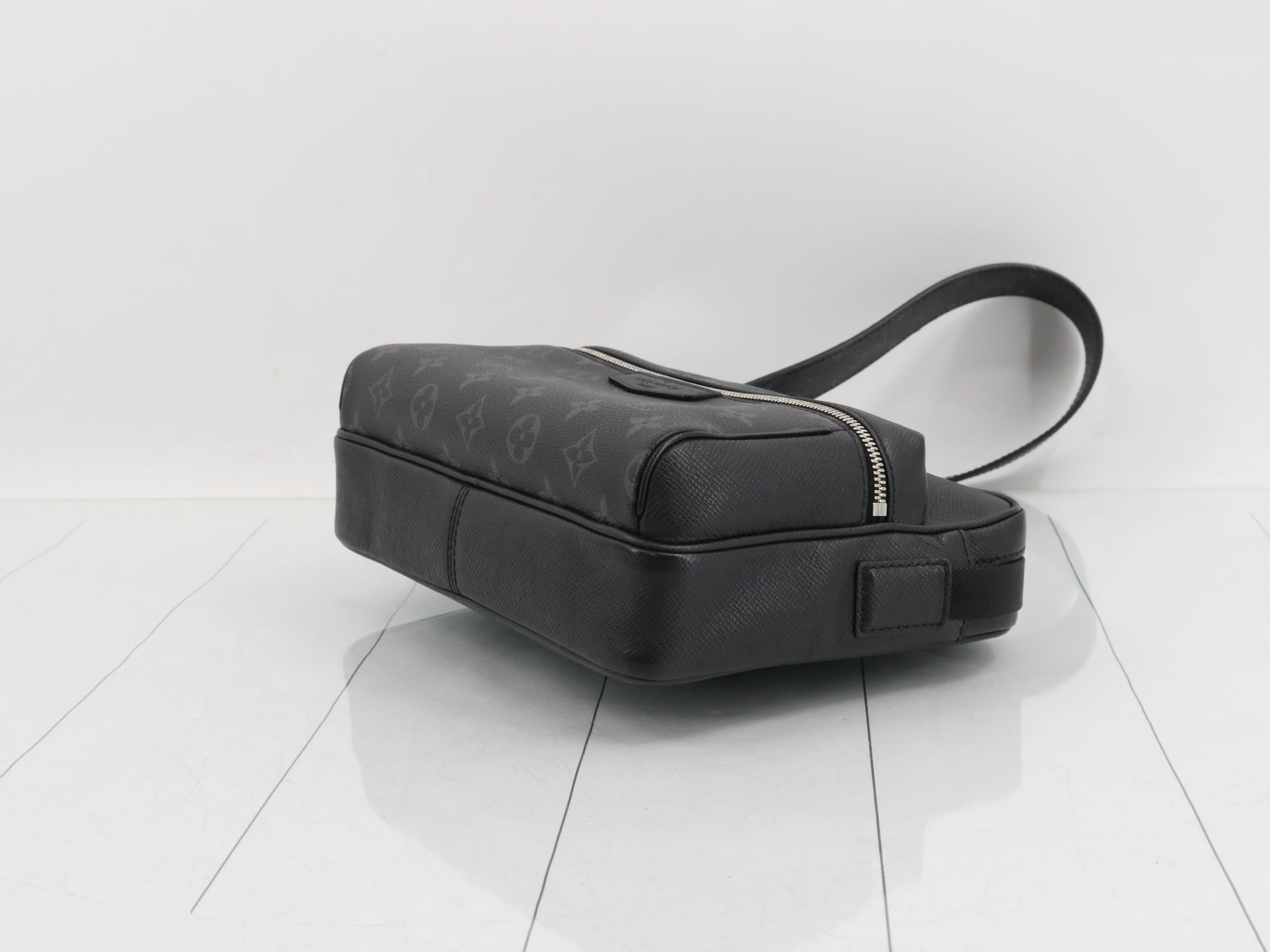 Taigarama Outdoor Messenger PM Noir Shoulder Bag — view 6