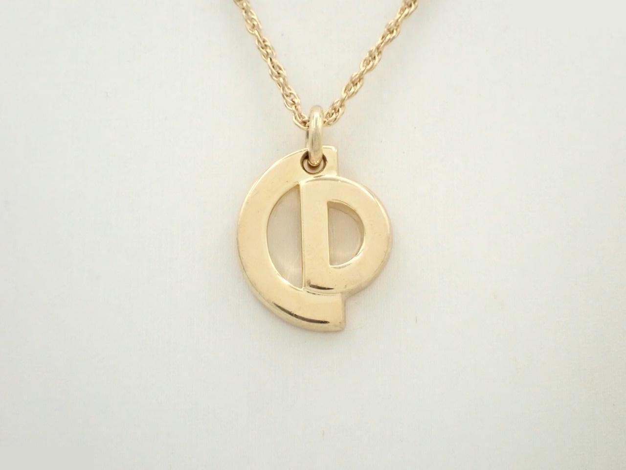 Other lines: Precious metal necklaces and pendants, chain approximately 44cm.