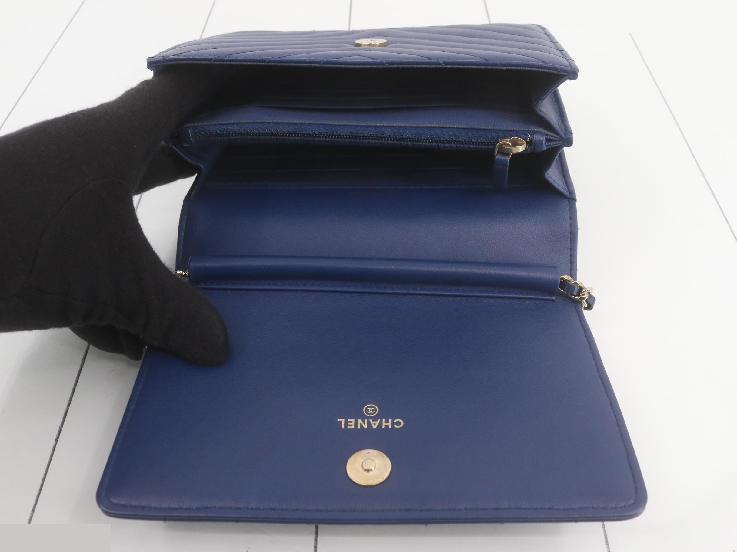 V-stitch lambskin chain shoulder bag with Coco Mark, blue tones. — view 4