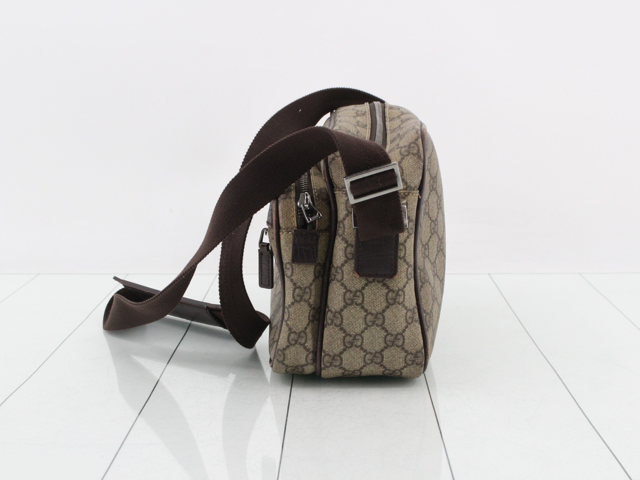 GG Supreme Shoulder Bag — view 3