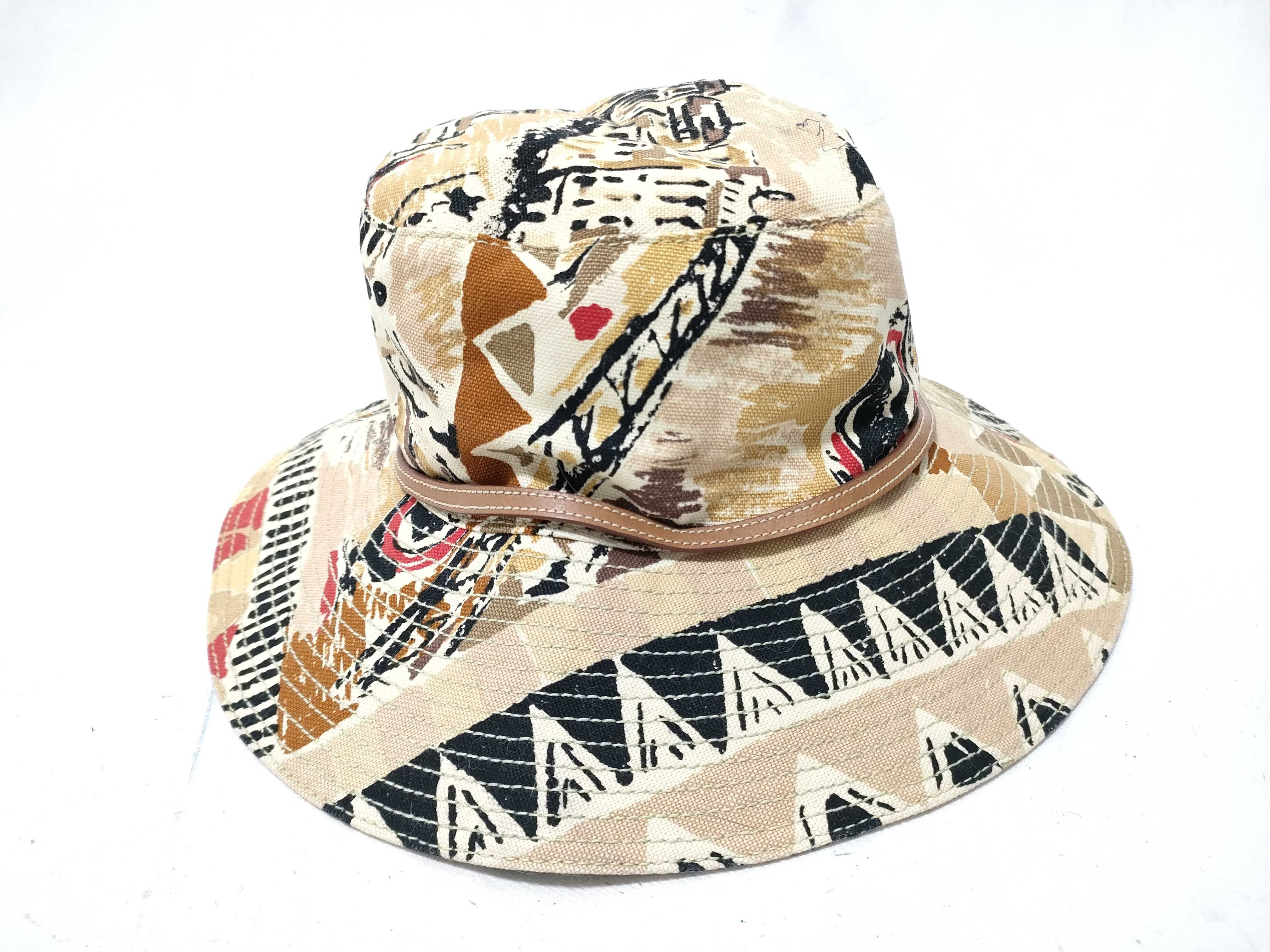 hat, Venetian pattern, and other accessories. — view 2