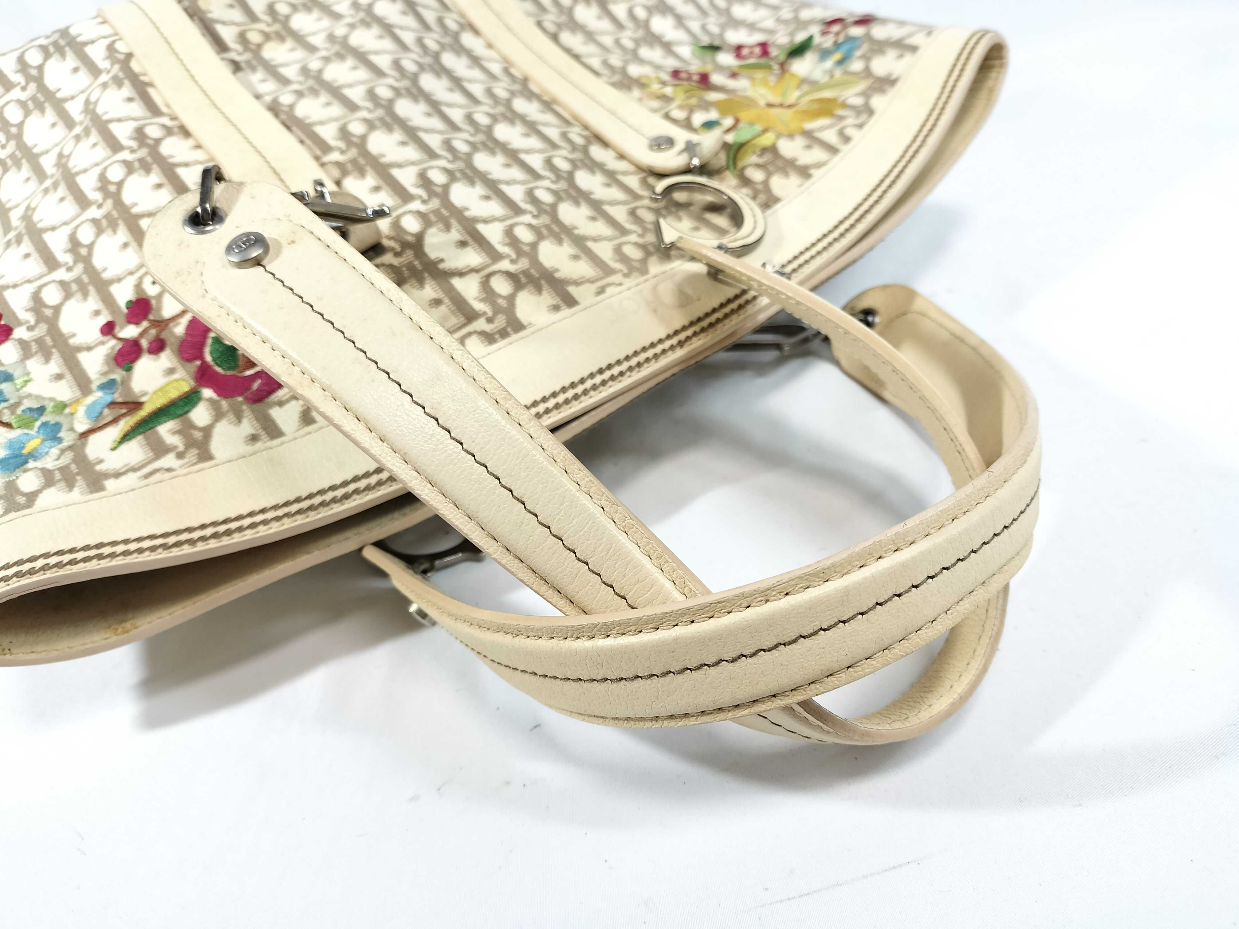 Trotter Shoulder Bag Flower Beige Tote Bag — view 3