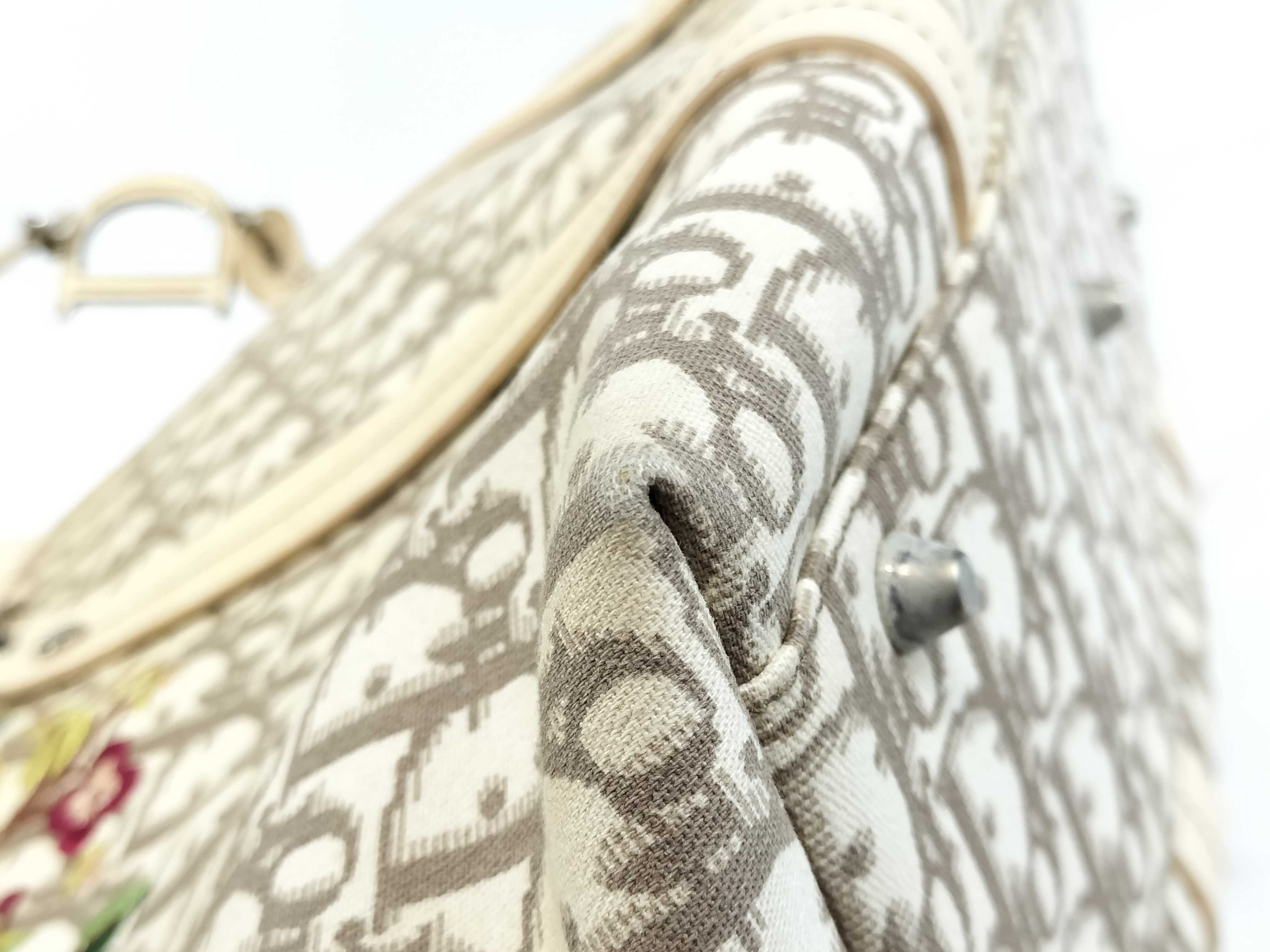 Trotter Shoulder Bag Flower Beige Tote Bag — view 7
