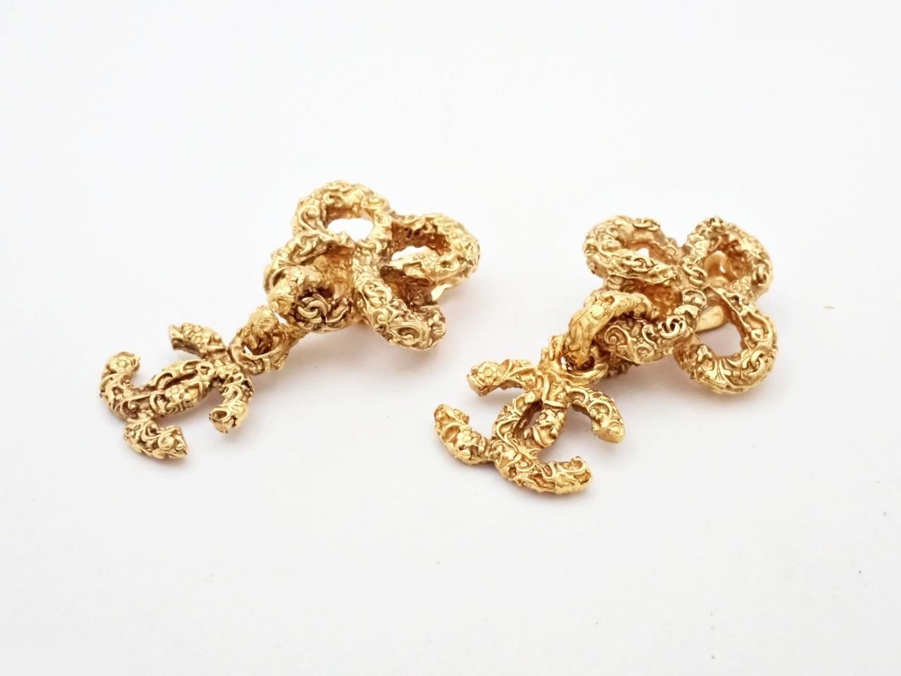Earrings with Coco Mark design, gold.