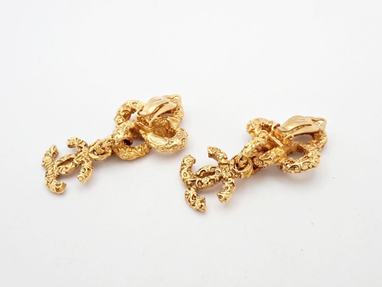 Earrings with Coco Mark design, gold. — view 2