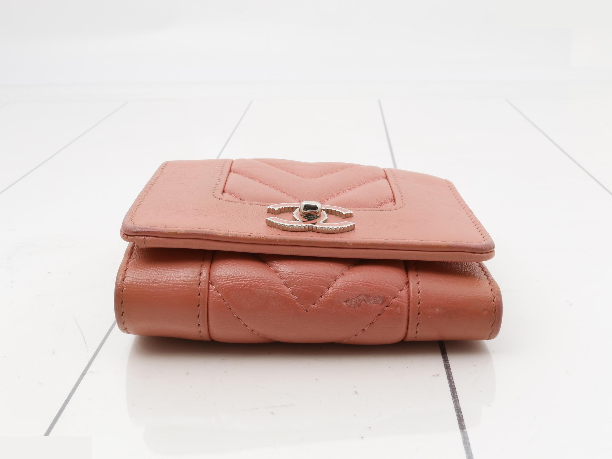Chevron V-stitch Compact Wallet — view 3