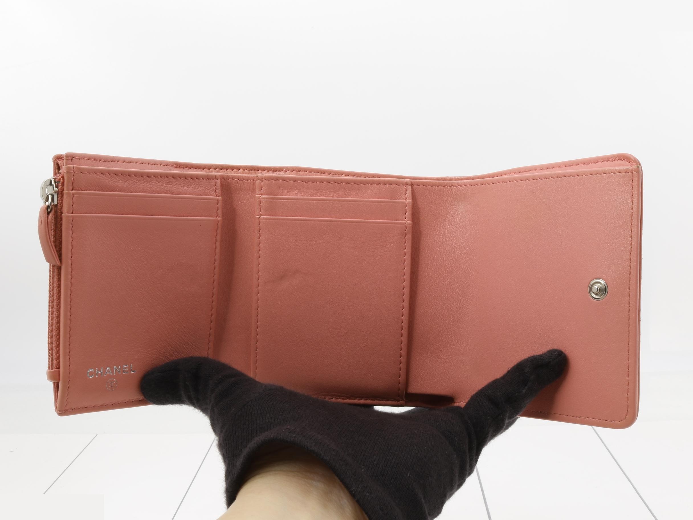 Chevron V-stitch Compact Wallet — view 4
