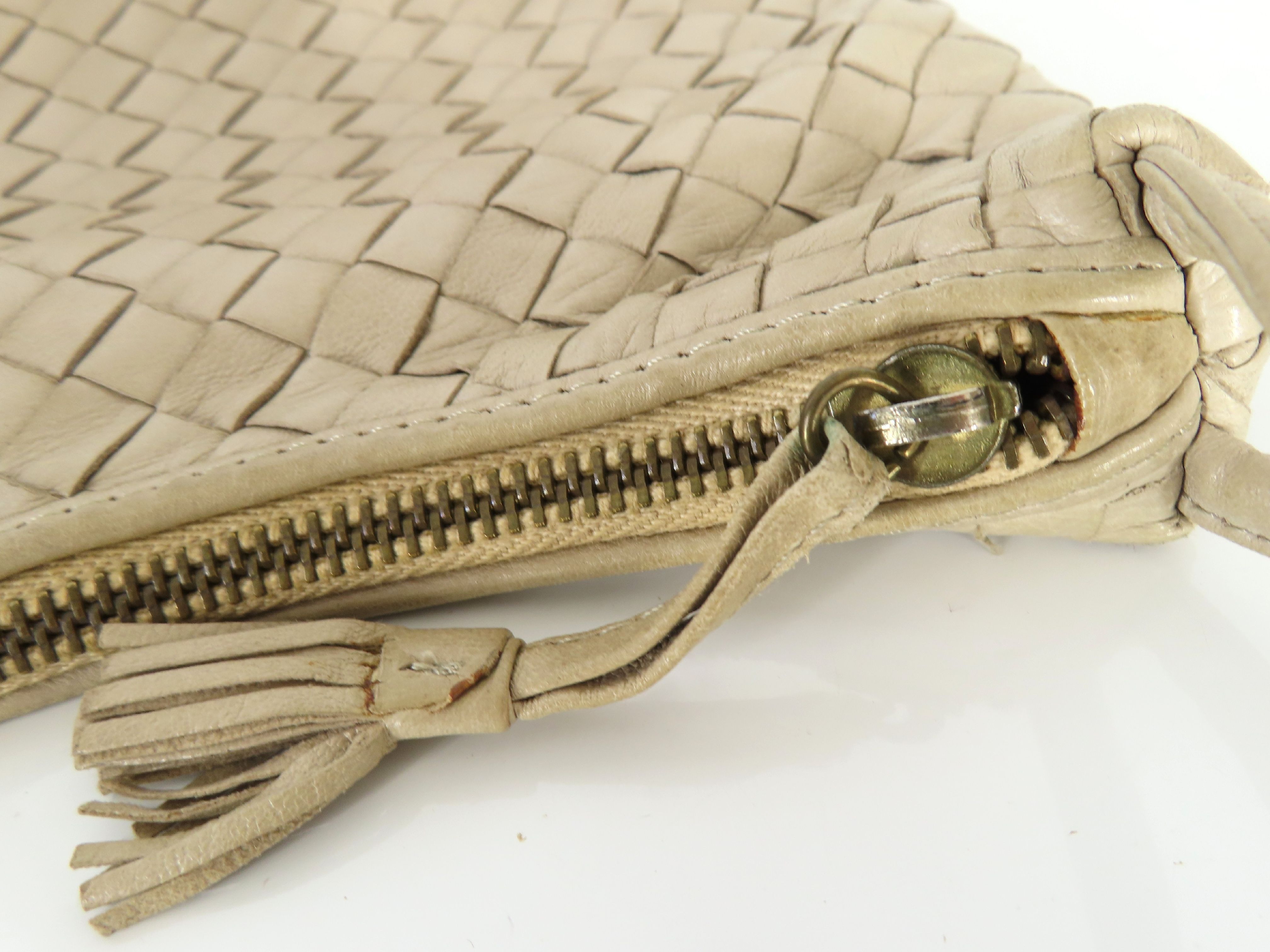 Intrecciato Shoulder Bag in Beige with Mirror — view 8
