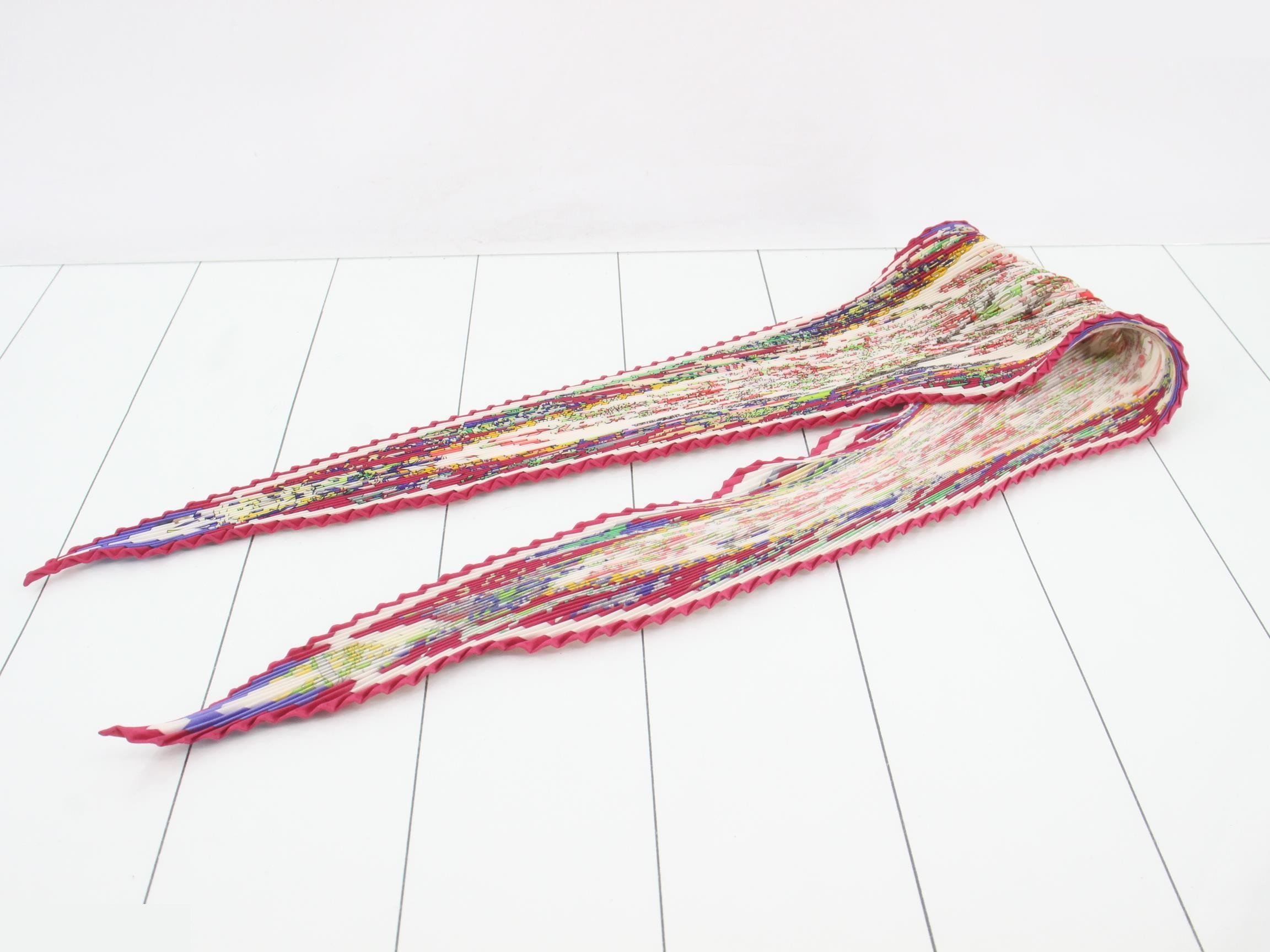 Pleated scarf, "Enchanting India" — view 3